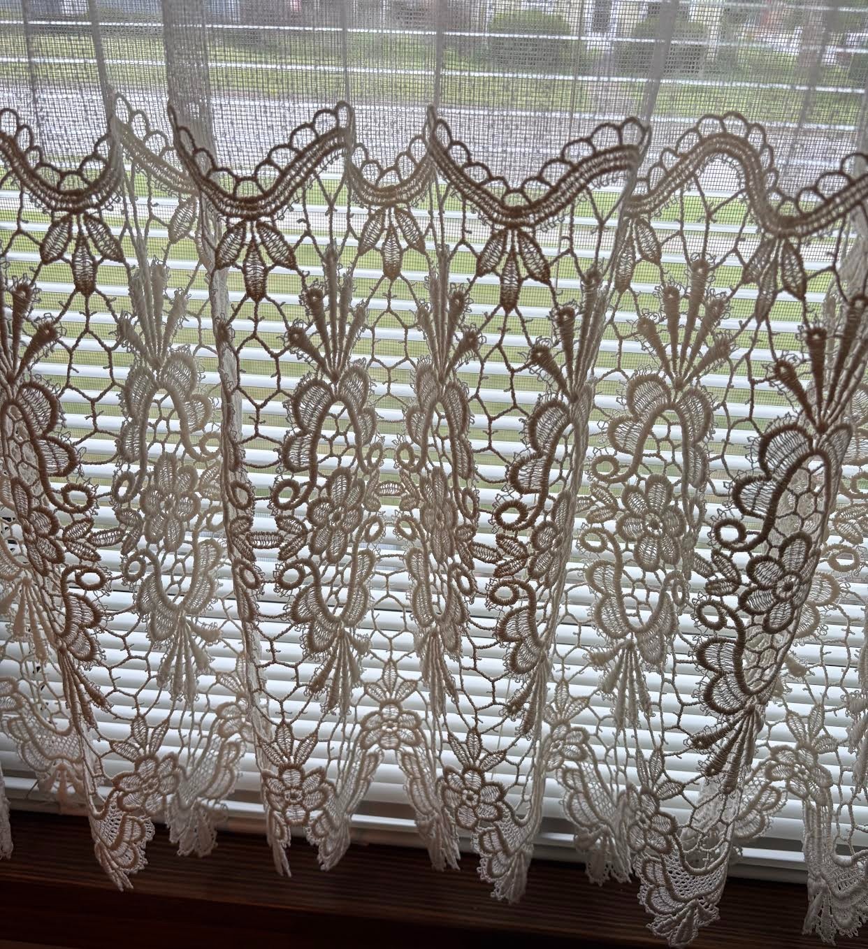 Imported Madallion Macrame Tier 29″ X 48″ & Valance 12″ x 48″ Ecru Set