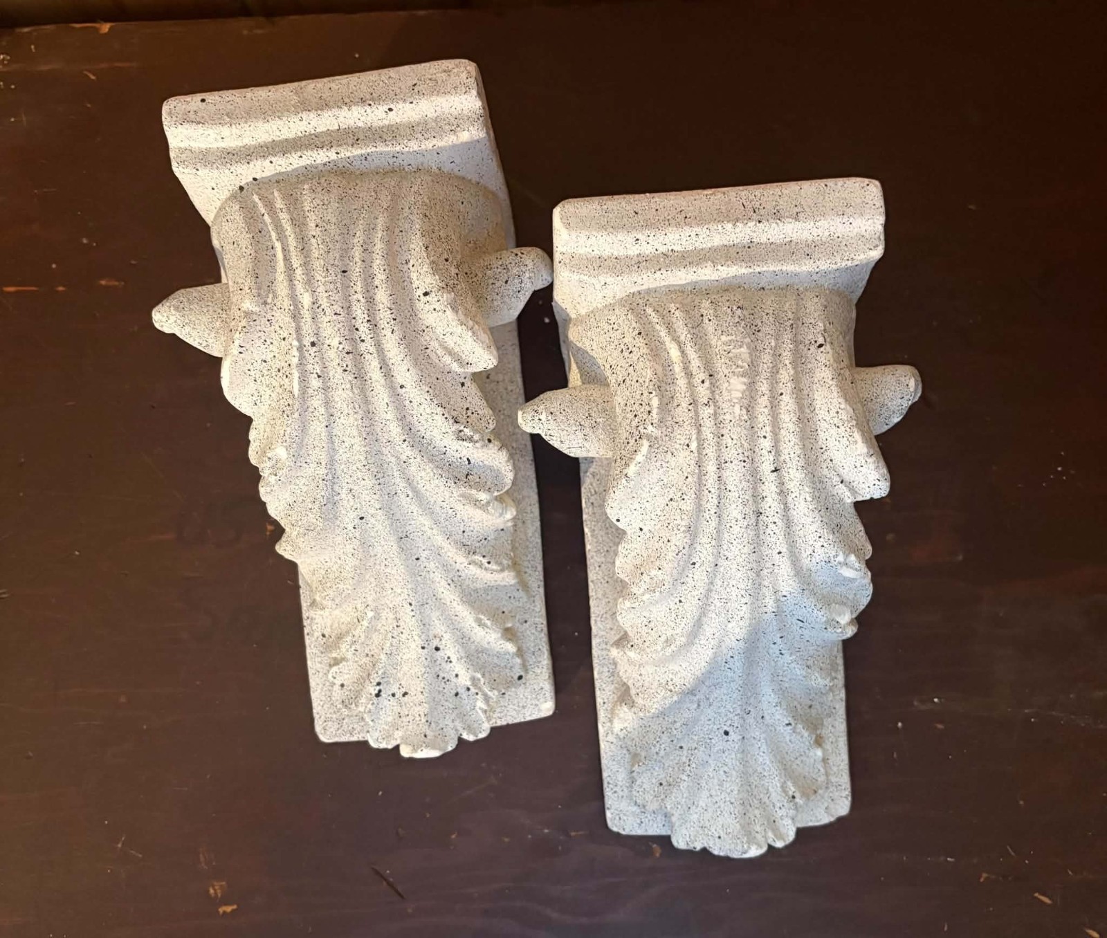 corbel-like curtain rod holders can also hold long Scarf-style window