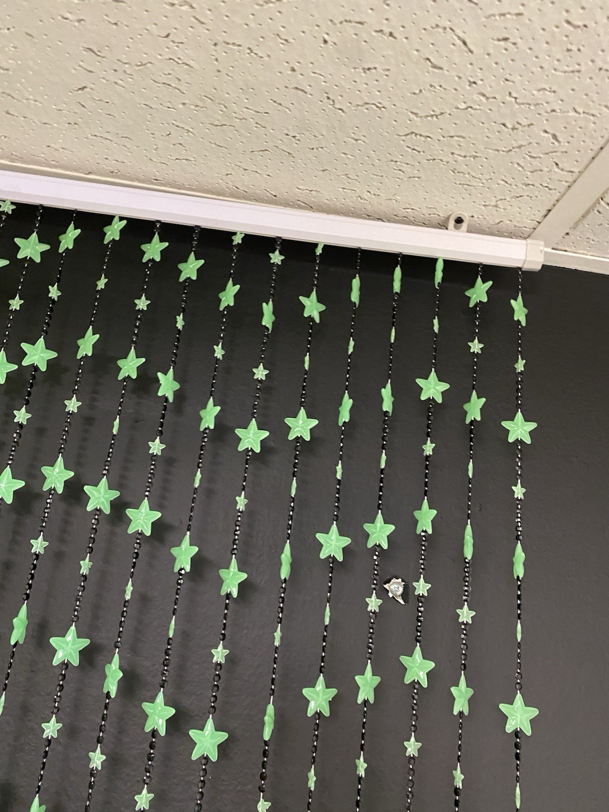Beaded Curtain Plastic GLOW IN THE DARK Green Stars. Rare Spencer’s? NEW! Wow!