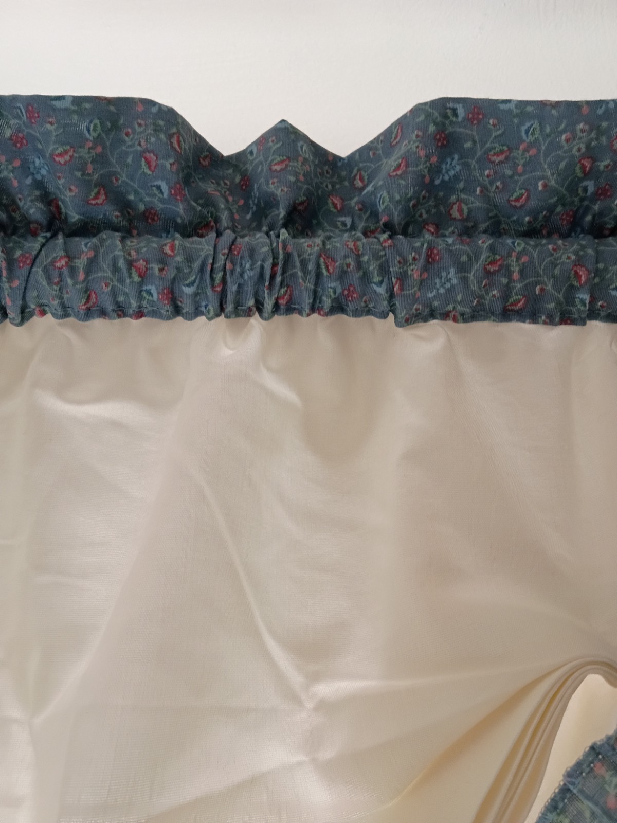 JCPenney Vintage Ivory Window Valance Gathered Blue Floral Lace Cottage Country
