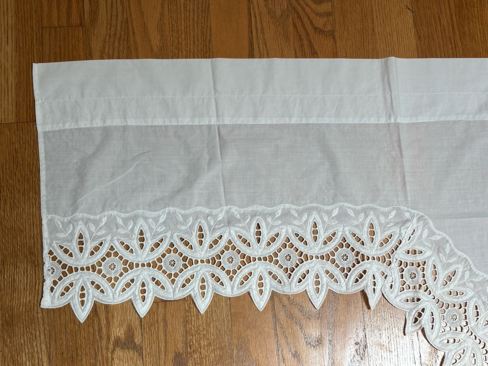 2 Vintage Filigree Eyelet Lace Edged Ivory Cafe Curtain Valences Cottage Country