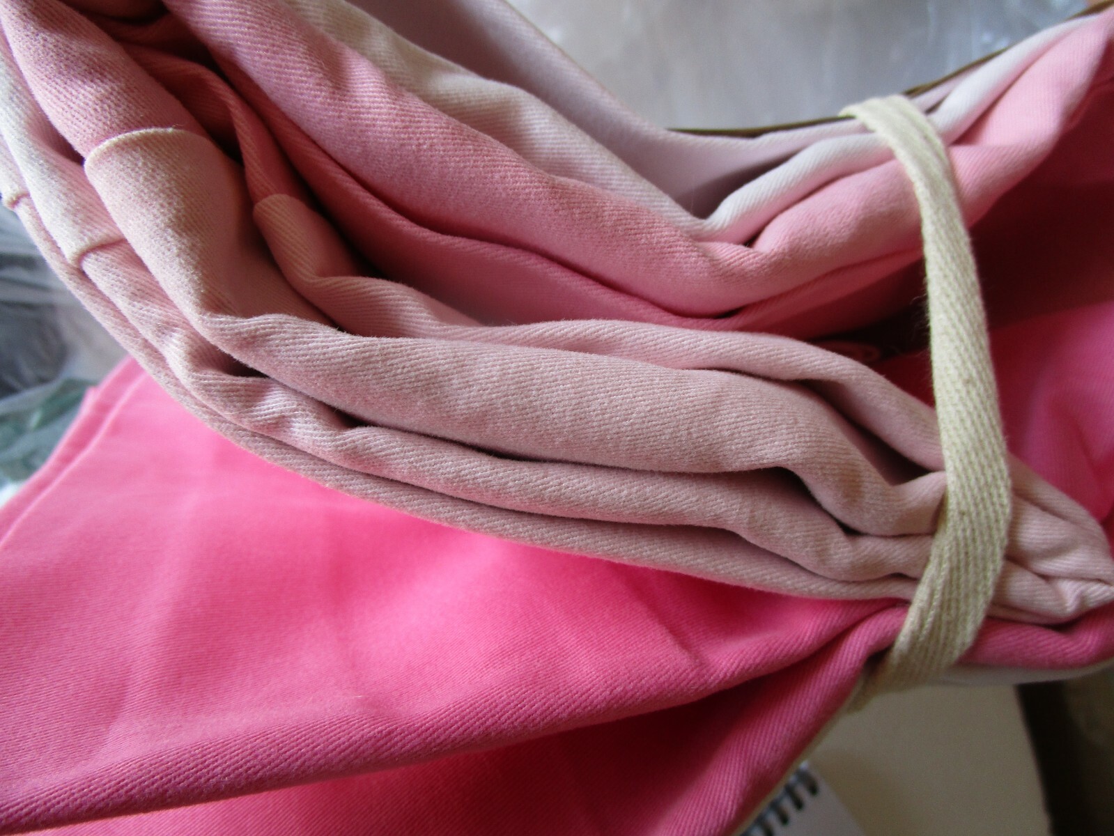 1 Pottery Barn Teen Color splash drape 50 X 108 shades of pink New wo tag