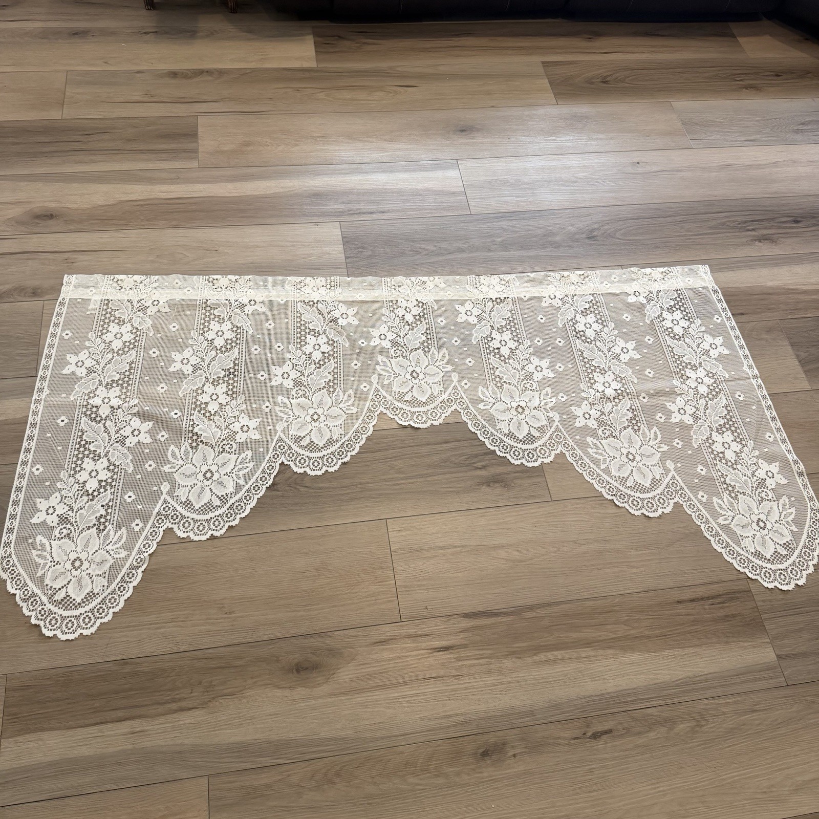 VTG Off White Floral Lace Cascade Valance Curtain Scalloped USA MADE 69×21” FLAW