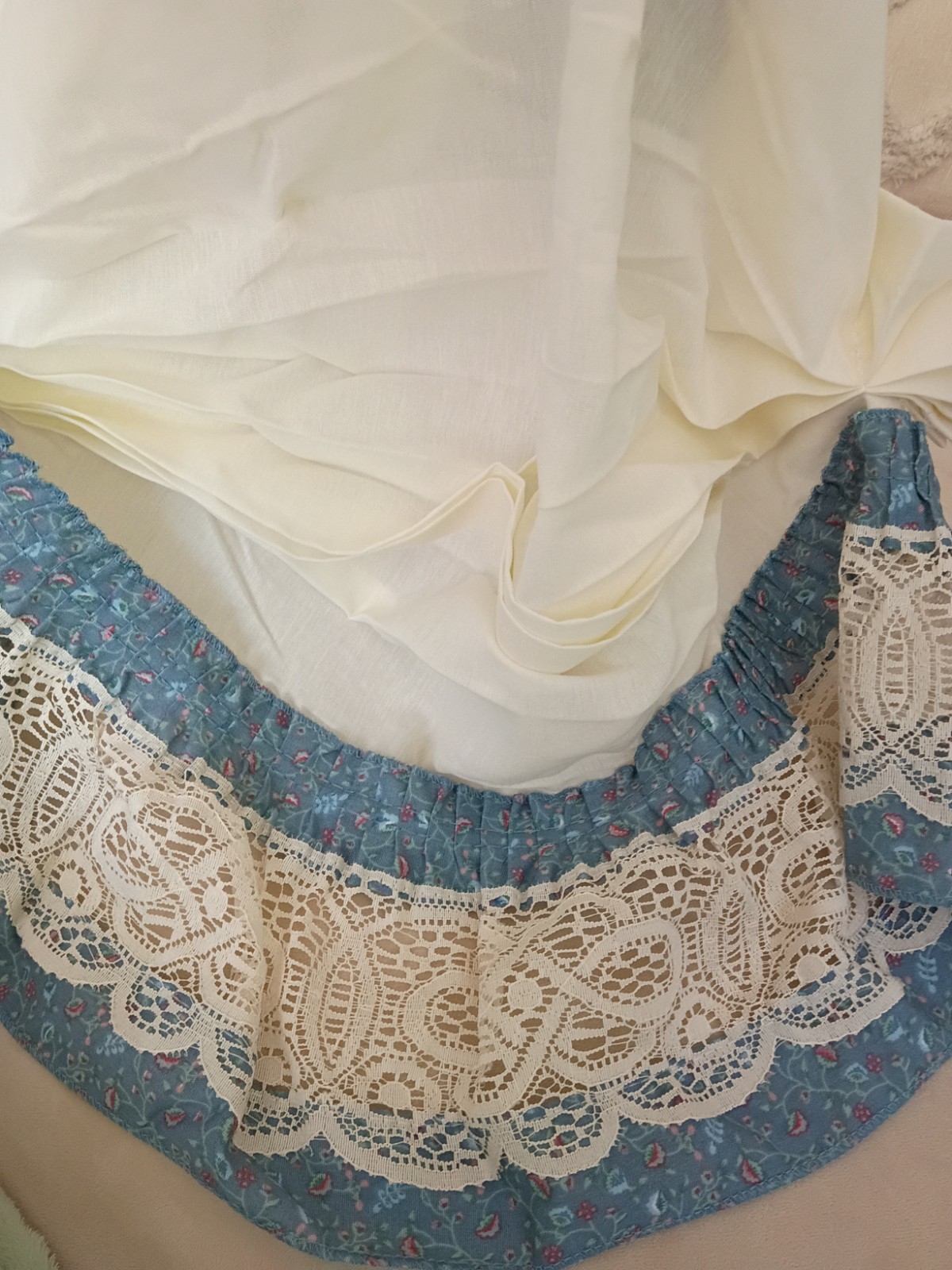 JCPenney Vintage Ivory Window Valance Gathered Blue Floral Lace Cottage Country