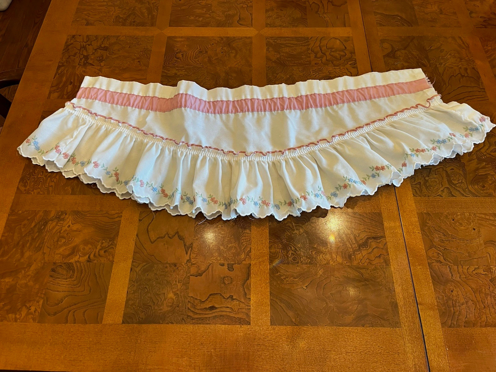 VTG Handmade Embroidered Window Valance Scalloped Edge Floral Cottage Core