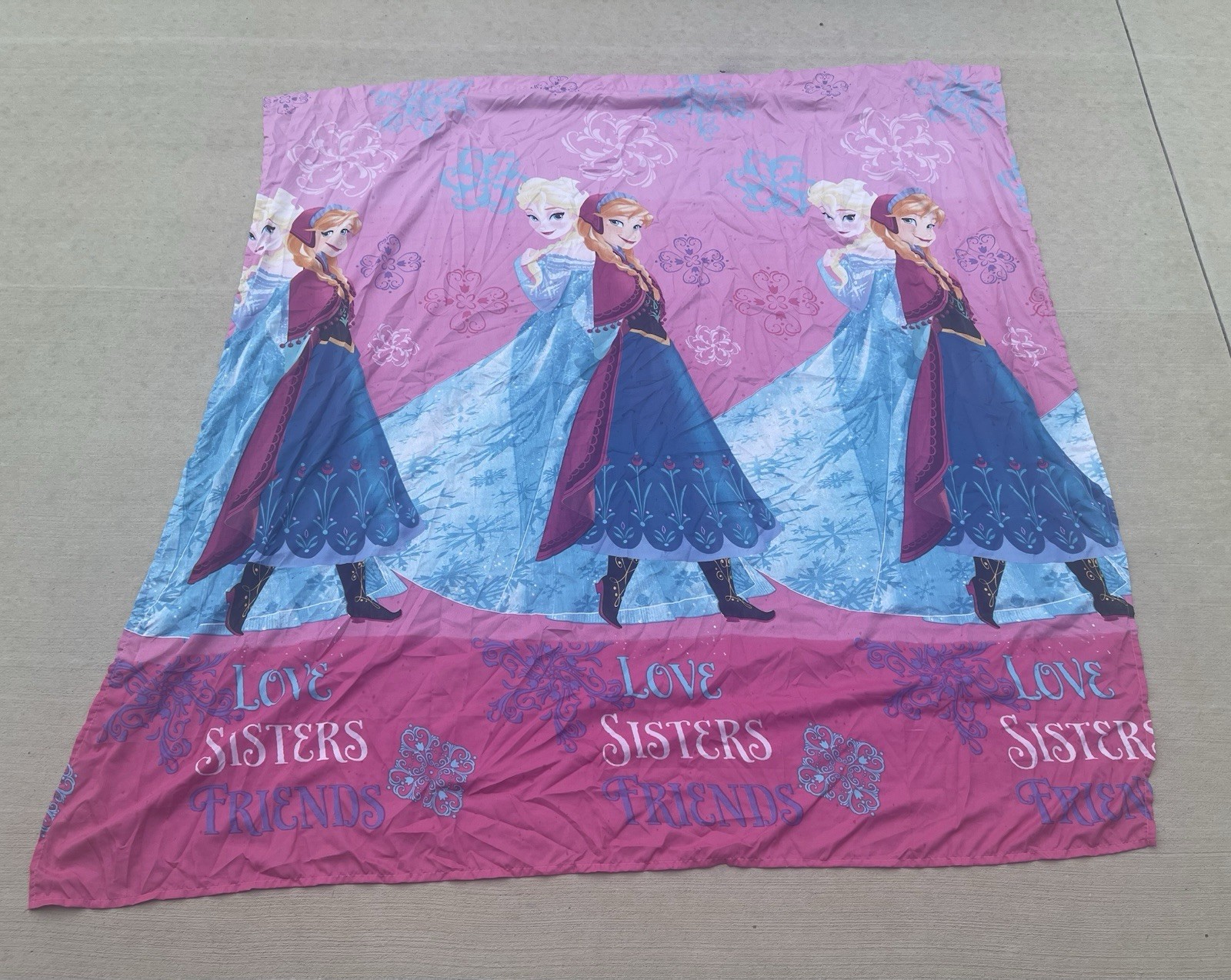 Disney’s Frozen Show Curtain 20.5×19.5