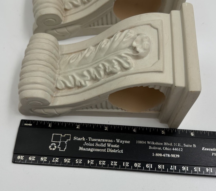 Pair Of Corbels Unbranded Off White Acanthus Leaf Design Preowned Good Condition