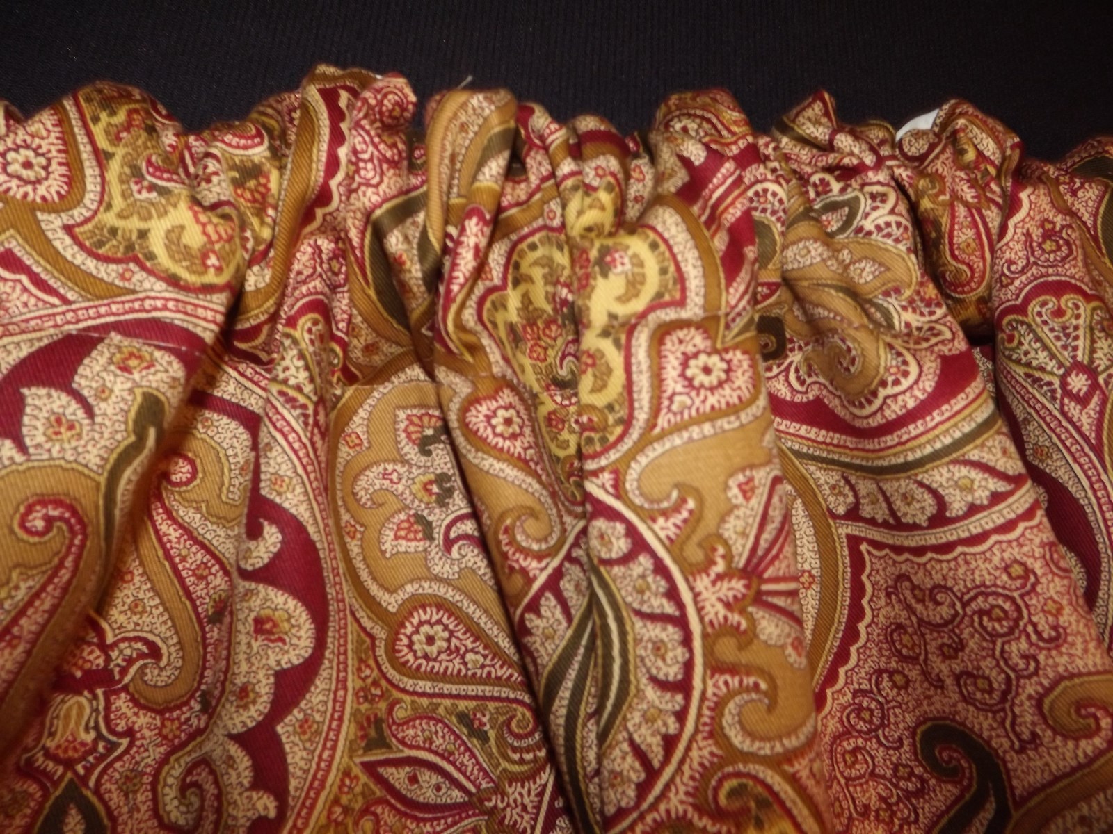 WINDOW VALANCE V-SHAPED BURGANDY GOLD GREEN 42X12 16.5″ center PAISLEY STripes