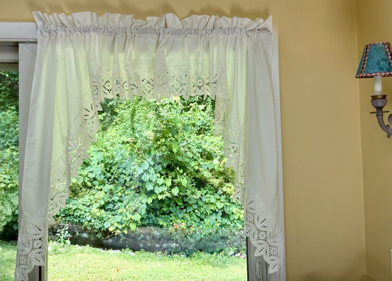 2 Vintage Filigree Eyelet Lace Edged Ivory Cafe Curtain Valences Cottage Country