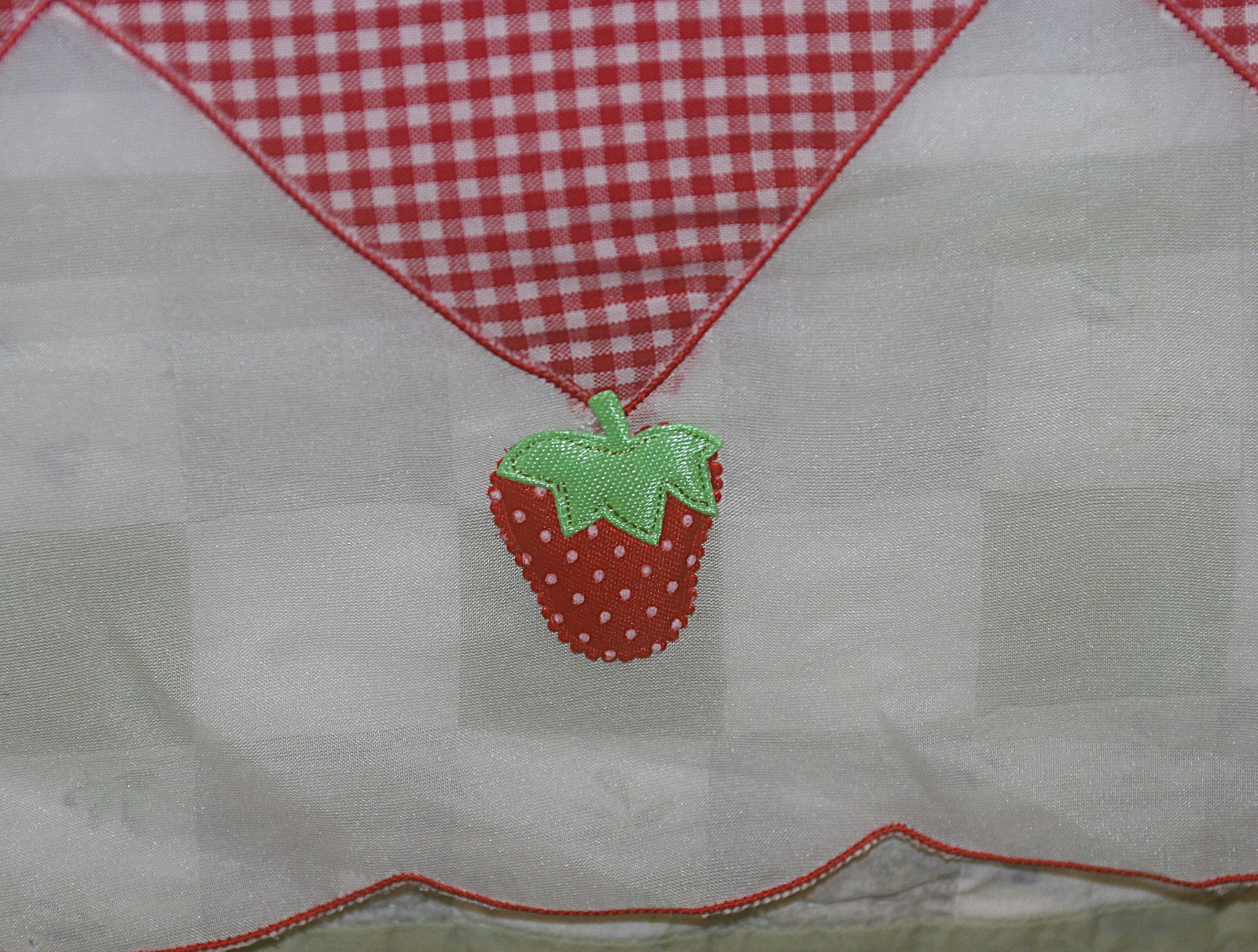 Red Gingham strawberries Valance Country Cottage Curtain 13.5″ x 60″ Rod Pocket