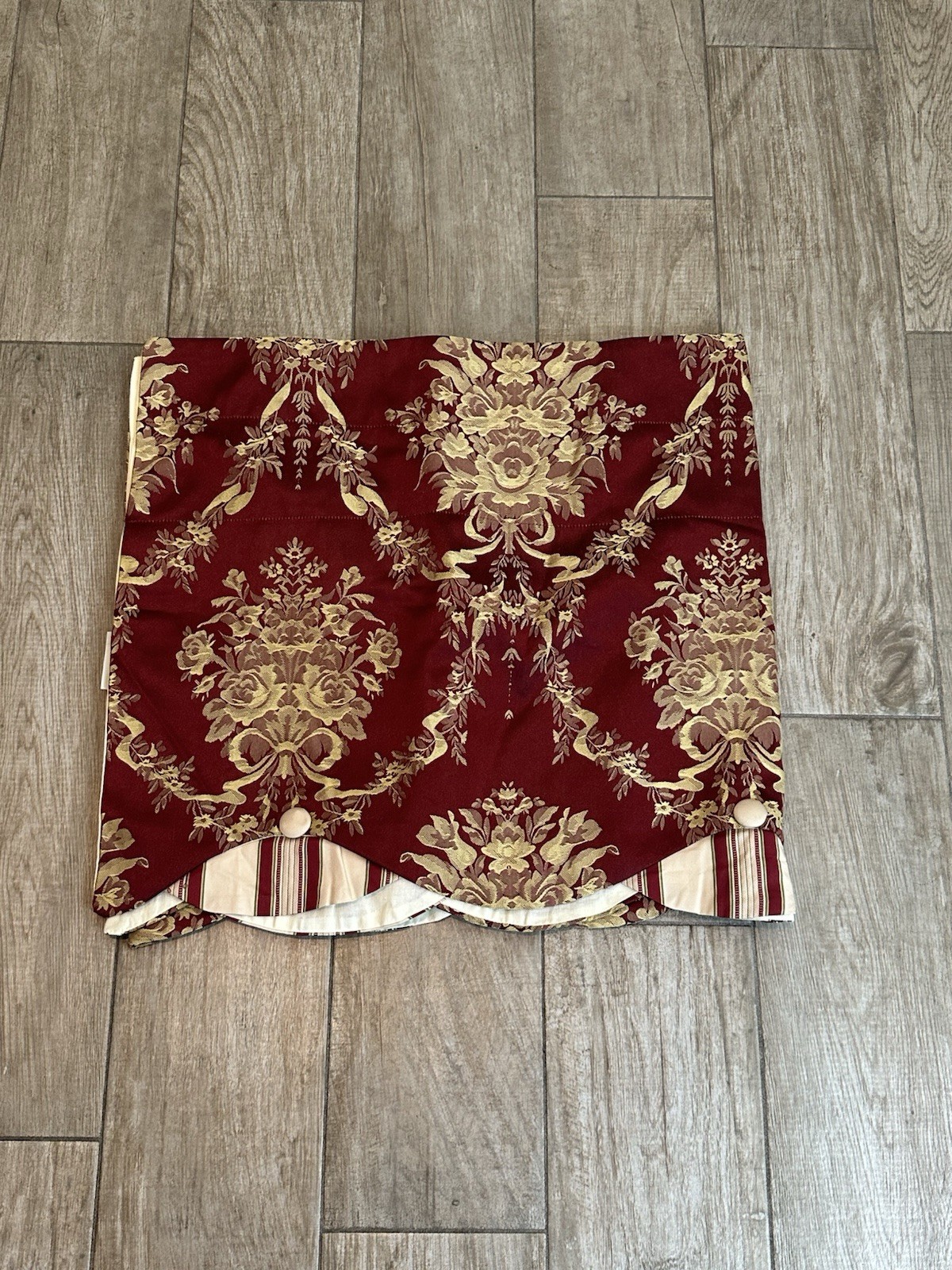 WAVERLY CHATHAM MOMENTO RED FLORAL & GOLD STRIPE (1PC) BUTTON VALANCE 18 X 76