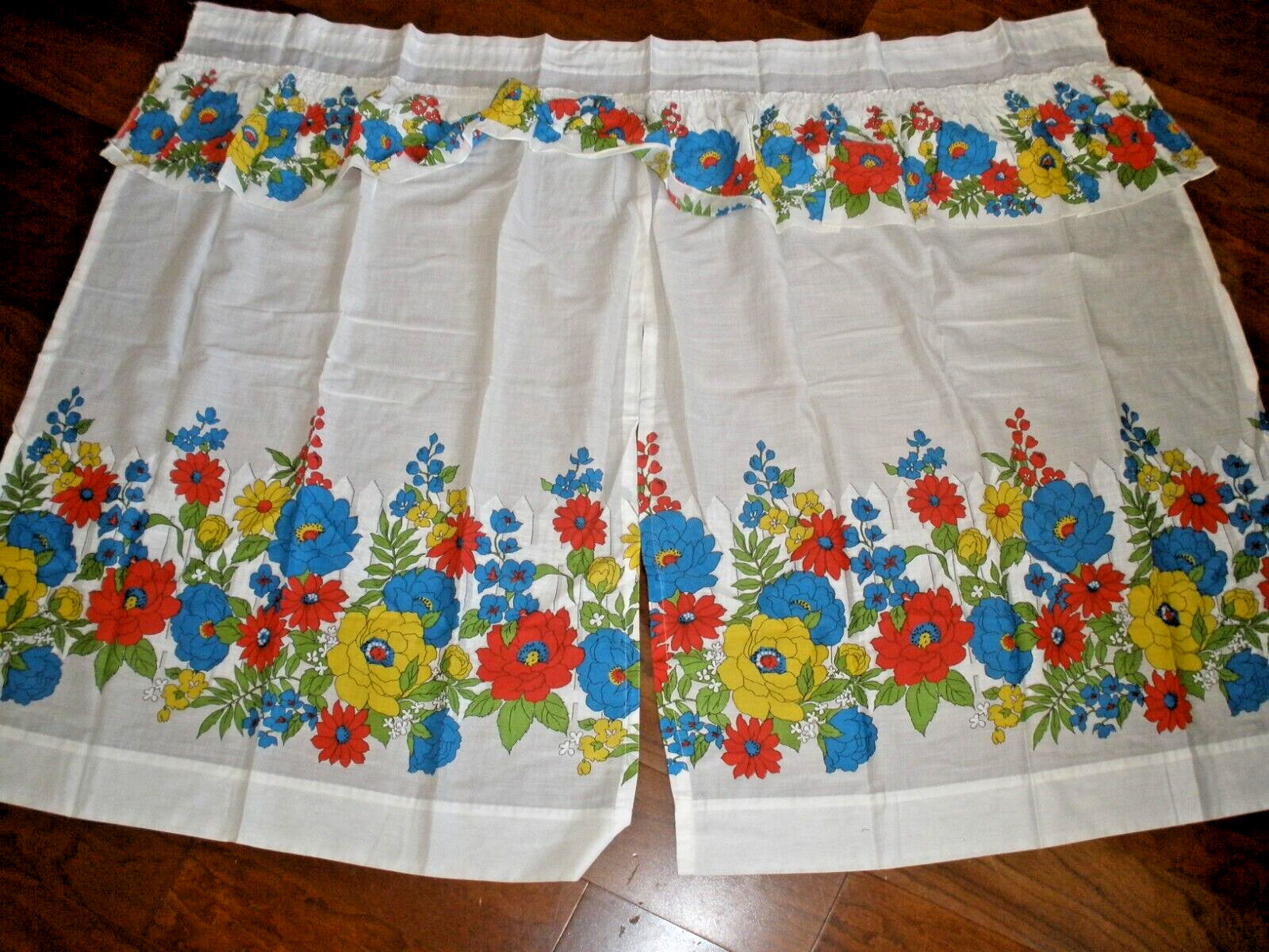 Vintage All in One Valance & Curtains White w/ Bright Flowers 47″ x 29″ (SU121)