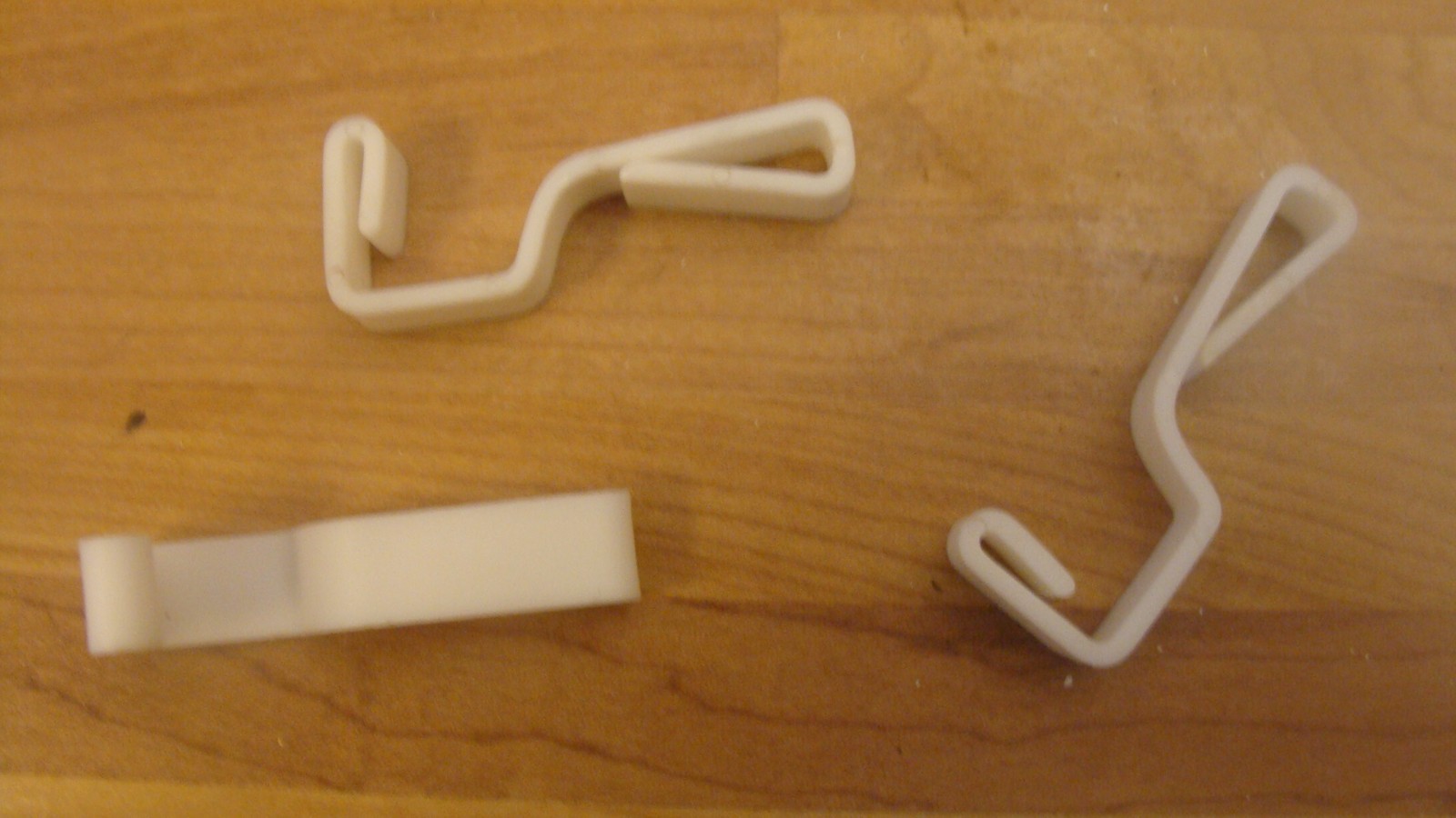 WHITE VALANCE CLIPS ??? but not sure OF approx 148 units see photos