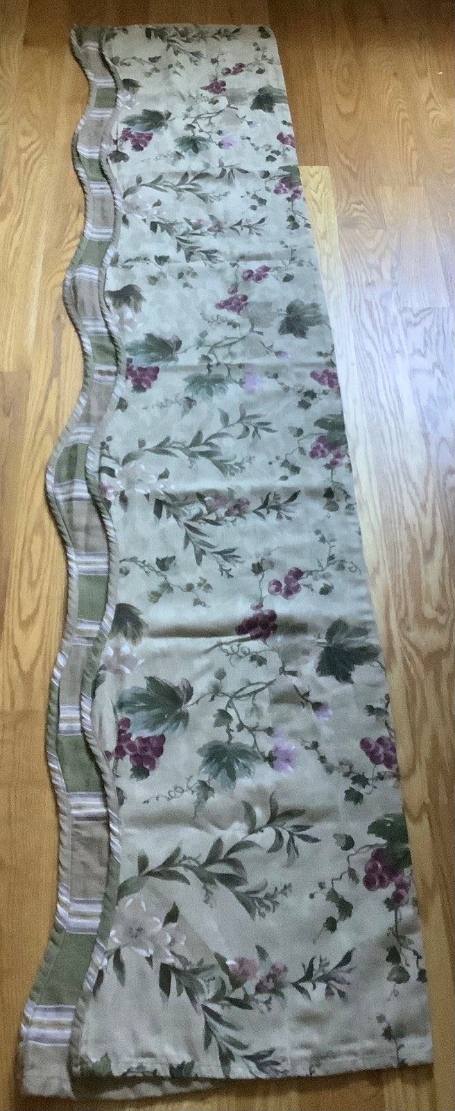 Preown Waverly cotton valance, rod pocket 17inH x 77inL, grapes/floral, Ex cond