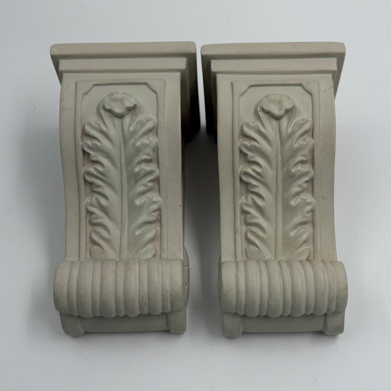 Pair Of Corbels Unbranded Off White Acanthus Leaf Design Preowned Good Condition