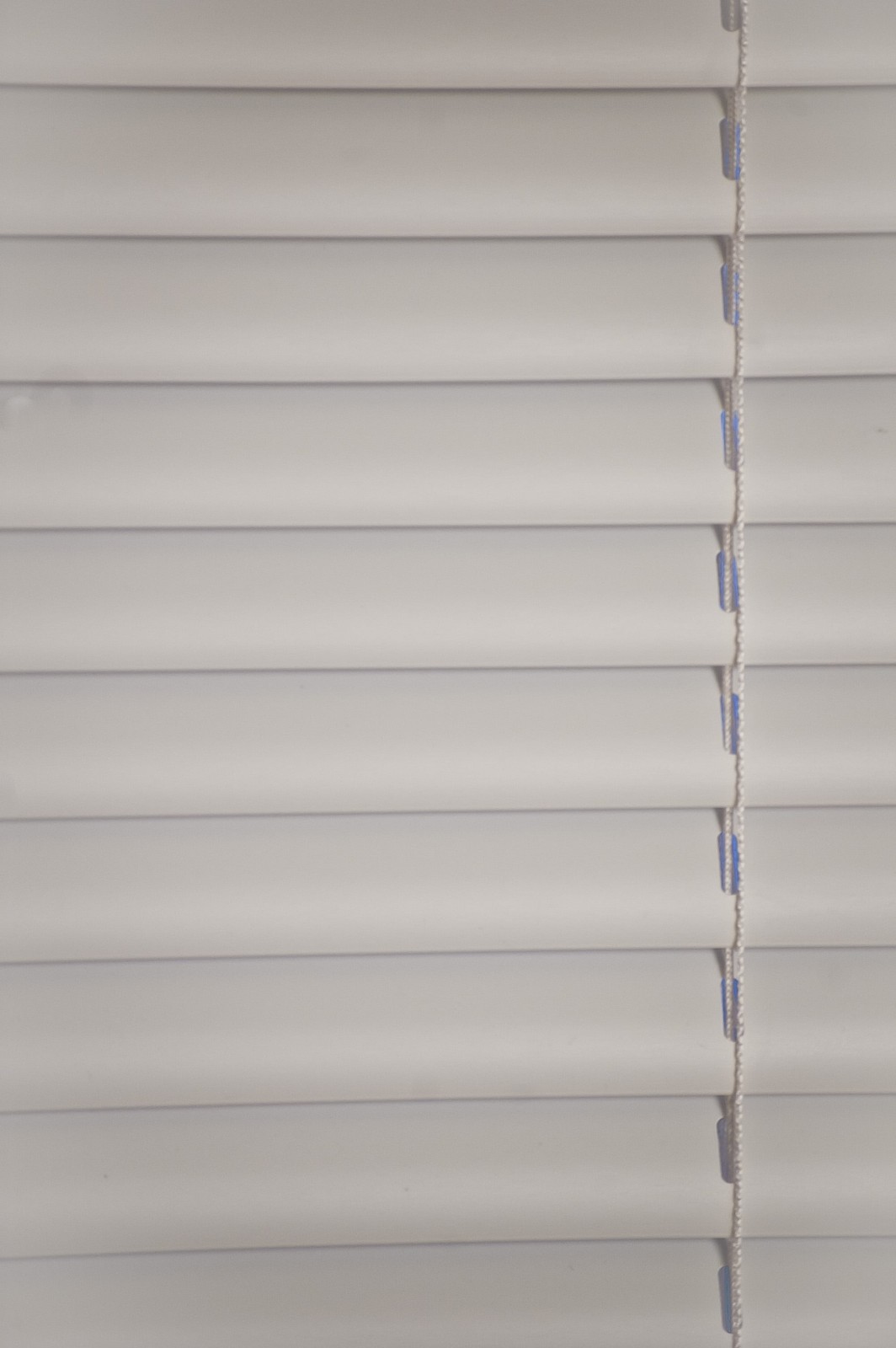 1″ Cordless Vinyl Light Filtering Mini Blind, White, 39″W x 64″L, 1-Piece