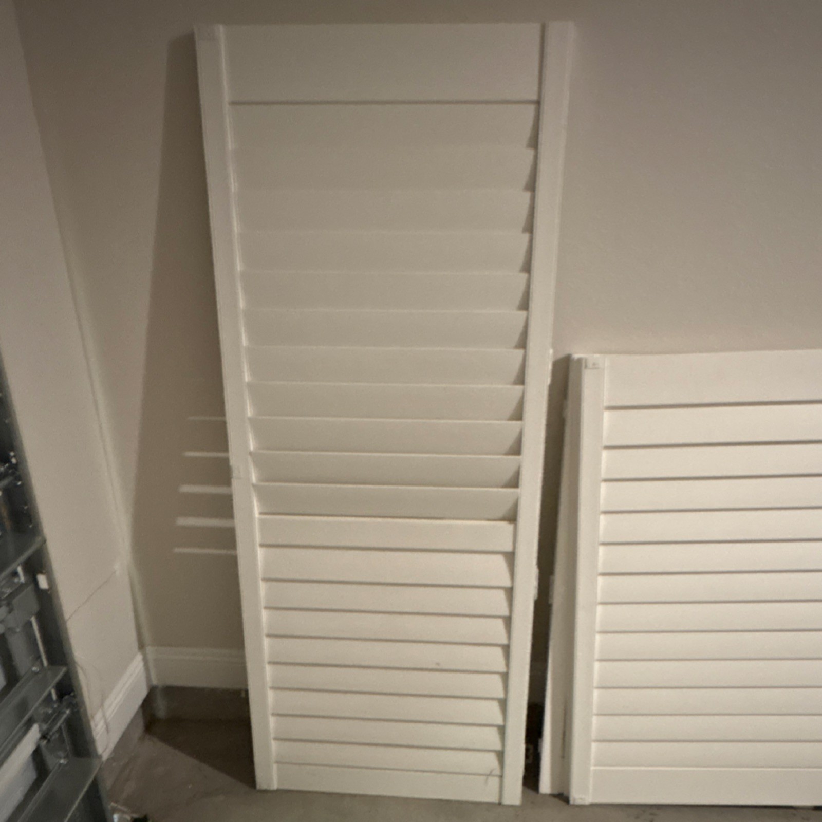 White Wood Plantation Blind Folding Shutters Set, 5 Panels, Visible Tilt Rod