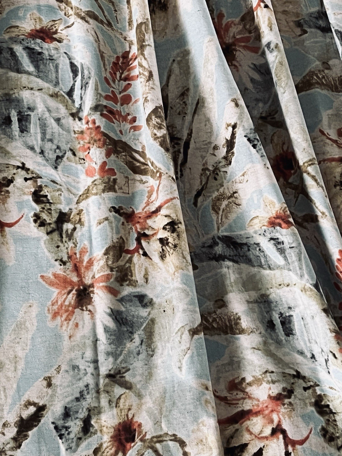 2 Panels Tommy Bahama Coastal Kamari Pinch Pleated Drapes 33 x 103” w 2 Pillows