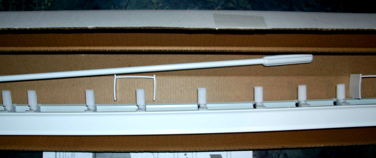 DESIGNER’S TOUCH 289289 VERTICAL BLIND STEEL HEADRAIL WITH WAND, WHITE, 43″ NEW