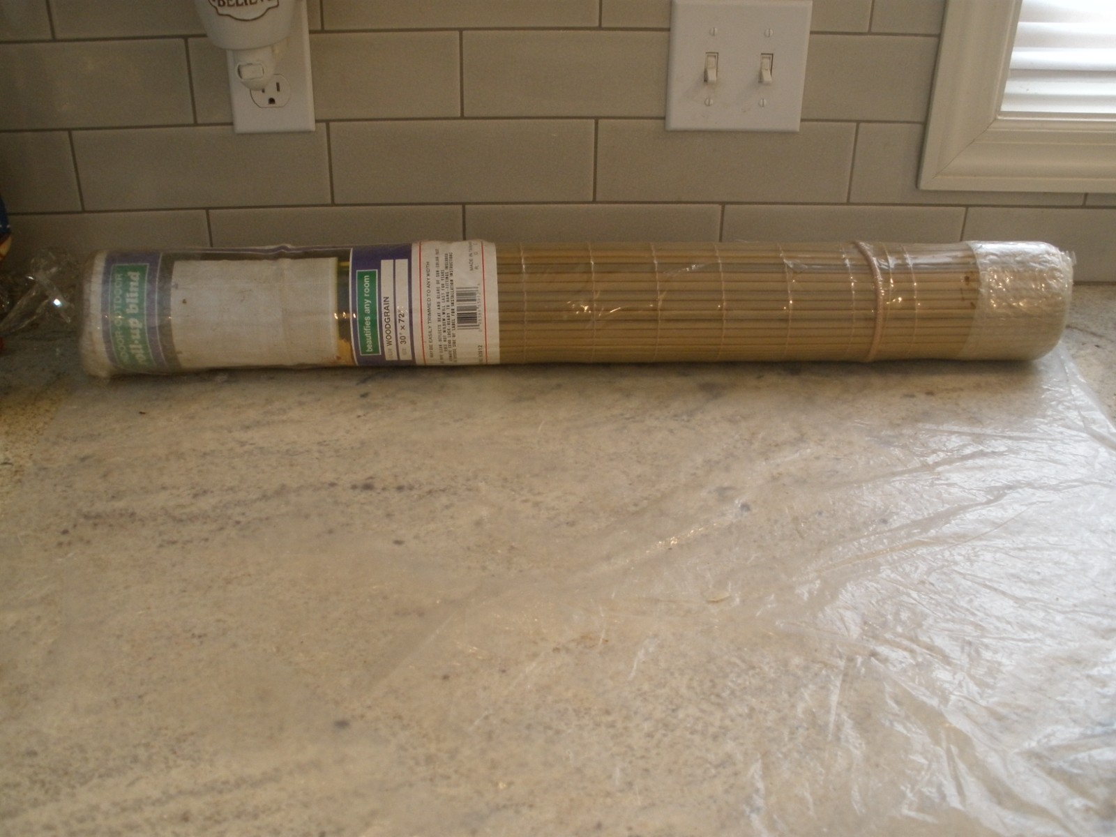 NEW SEALED INDOOR-OUTDOOR ROLL UP BLIND WOODGRAIN 30″ X 72″
