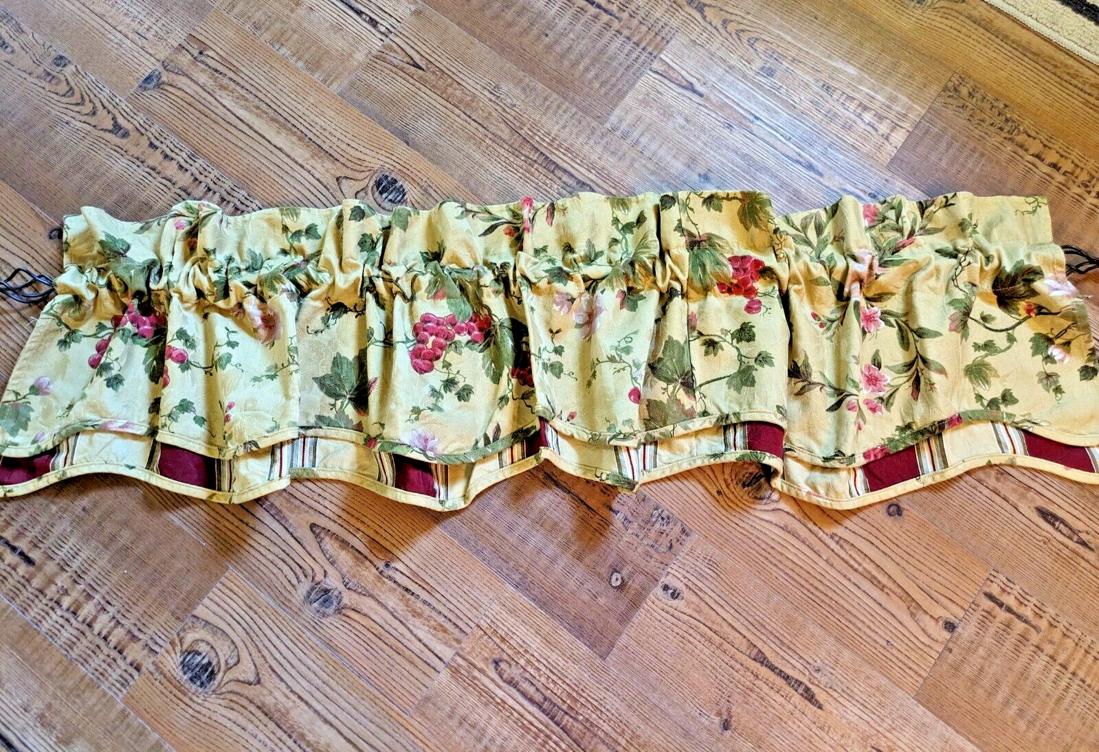 Waverly Scalloped Valance Tuscan Antique Gold Green Burgundy Grapes 74″x15″