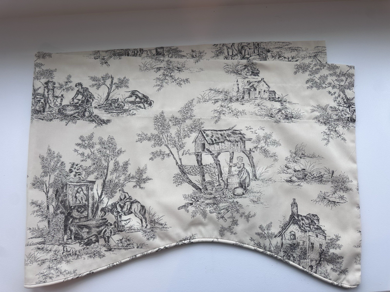 Country Curtains~Village Toile~Black~Cotton~Lined Scallop Valance~18×52”