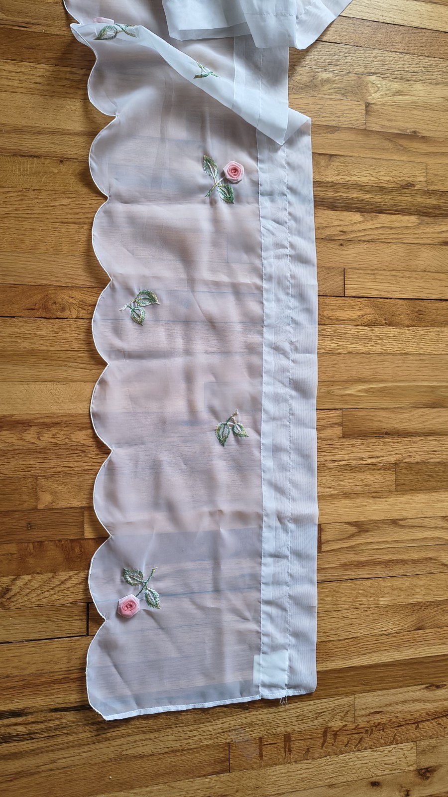 Vtg Peek-A-Bloom Sheer Organza Scarf Valance Embroidered Pink Roses Scalloped