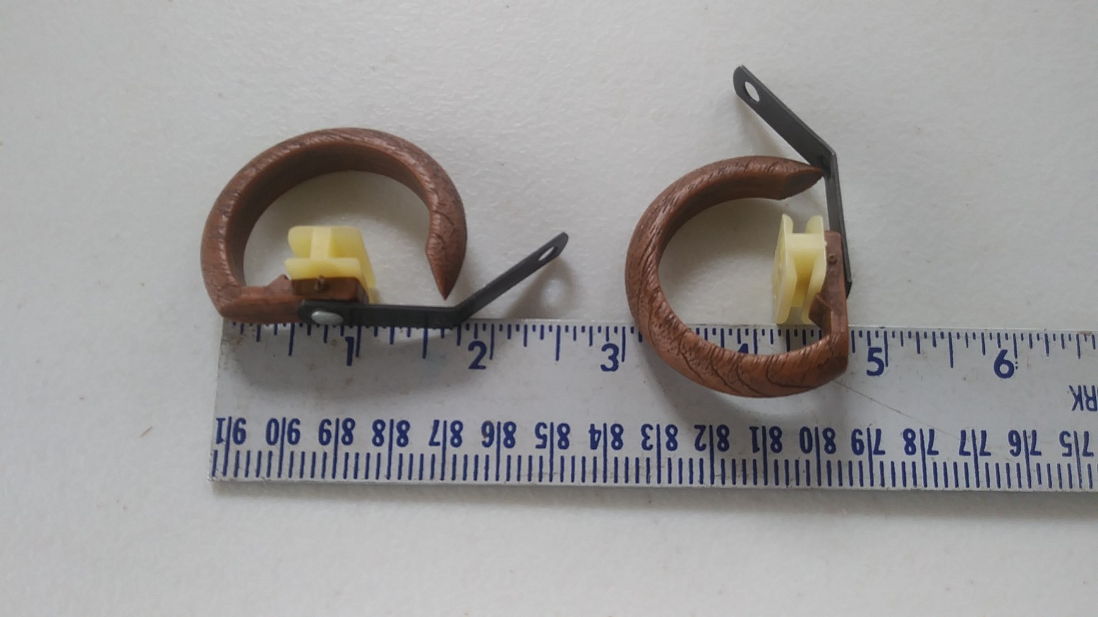 Vtg Kirsch 1 inch diameter traverse rod ring slides 55130B 85. Brown color. 471