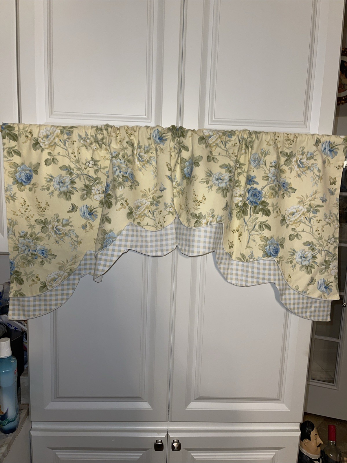 1 Layered Scalloped pastel Blue & green Yellow Roses & check Lined