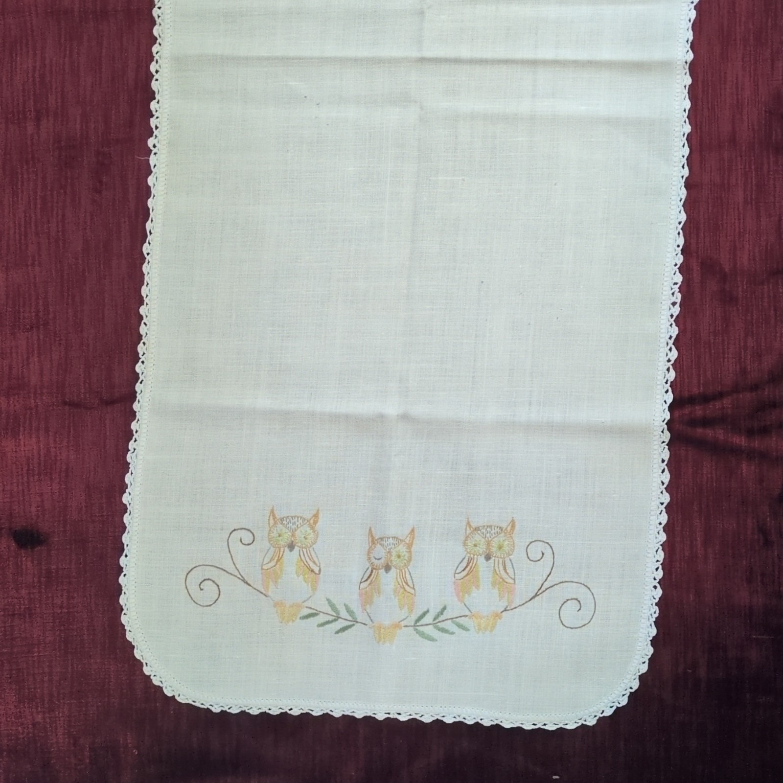 VINTAGE: Hand embroidered / crocheted table runner owl design