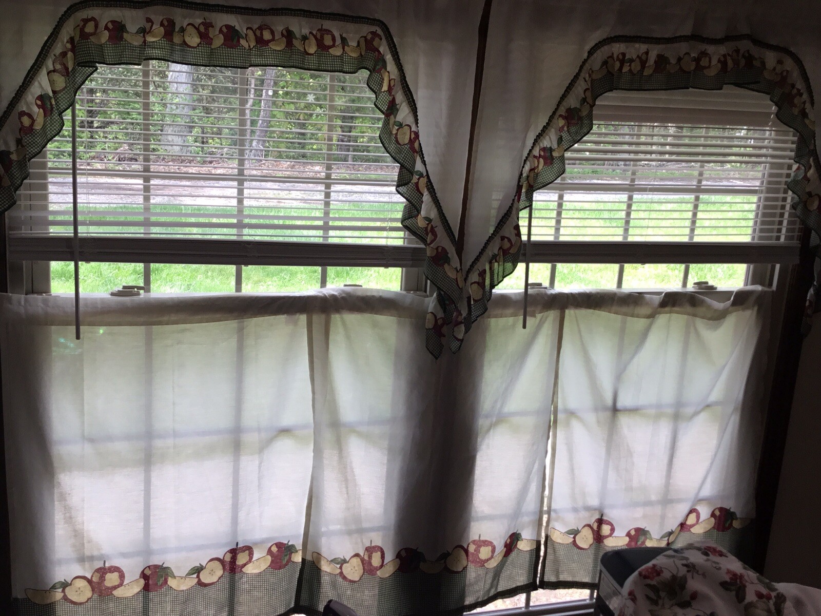 6 Piece Set Apple Curtains – 2 Valance 55×36, 4 Tier 29×36
