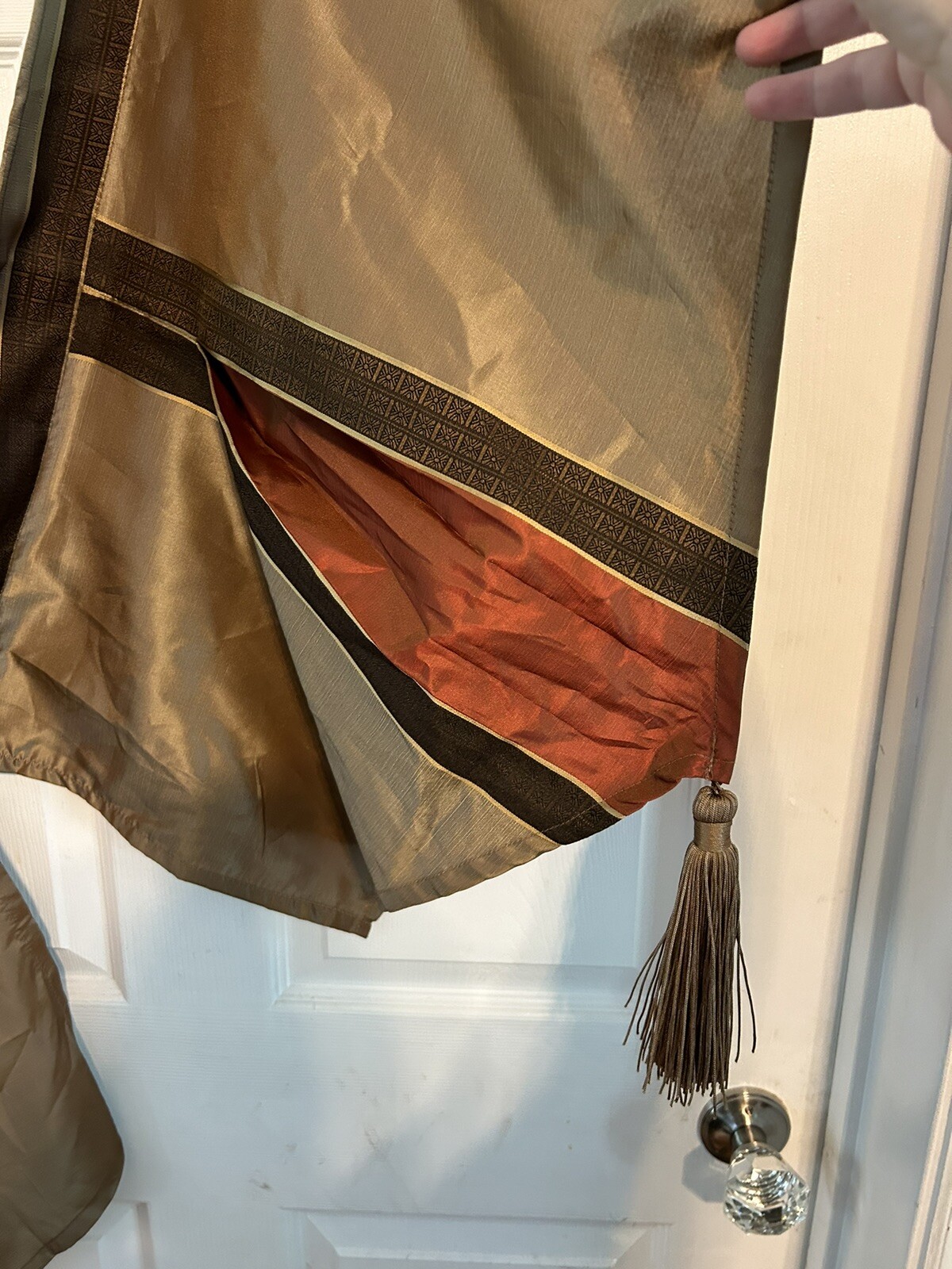 CHRIS MADDEN (1) Tan Rust Brown Valance W Tassels 73”x 20.5” Polyester EUC