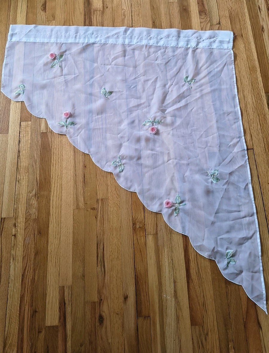 Vtg Peek-A-Bloom Sheer Organza Scarf Valance Embroidered Pink Roses Scalloped