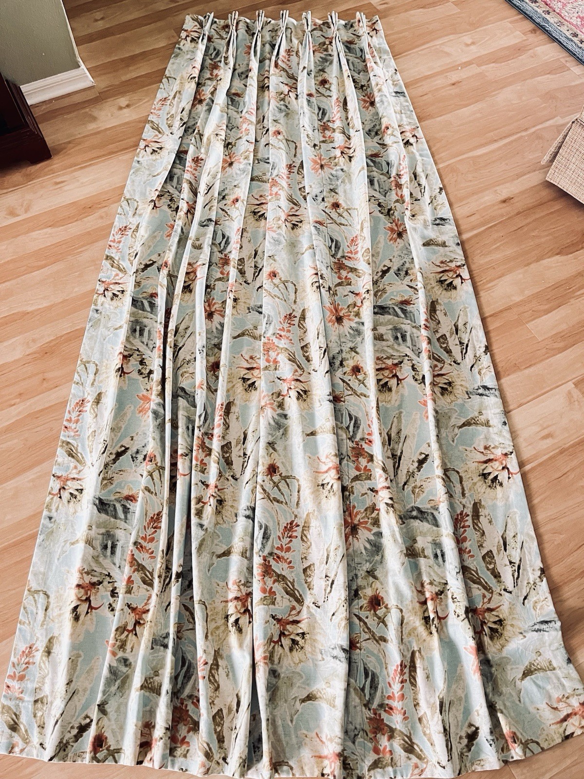 2 Panels Tommy Bahama Coastal Kamari Pinch Pleated Drapes 33 x 103” w 2 Pillows