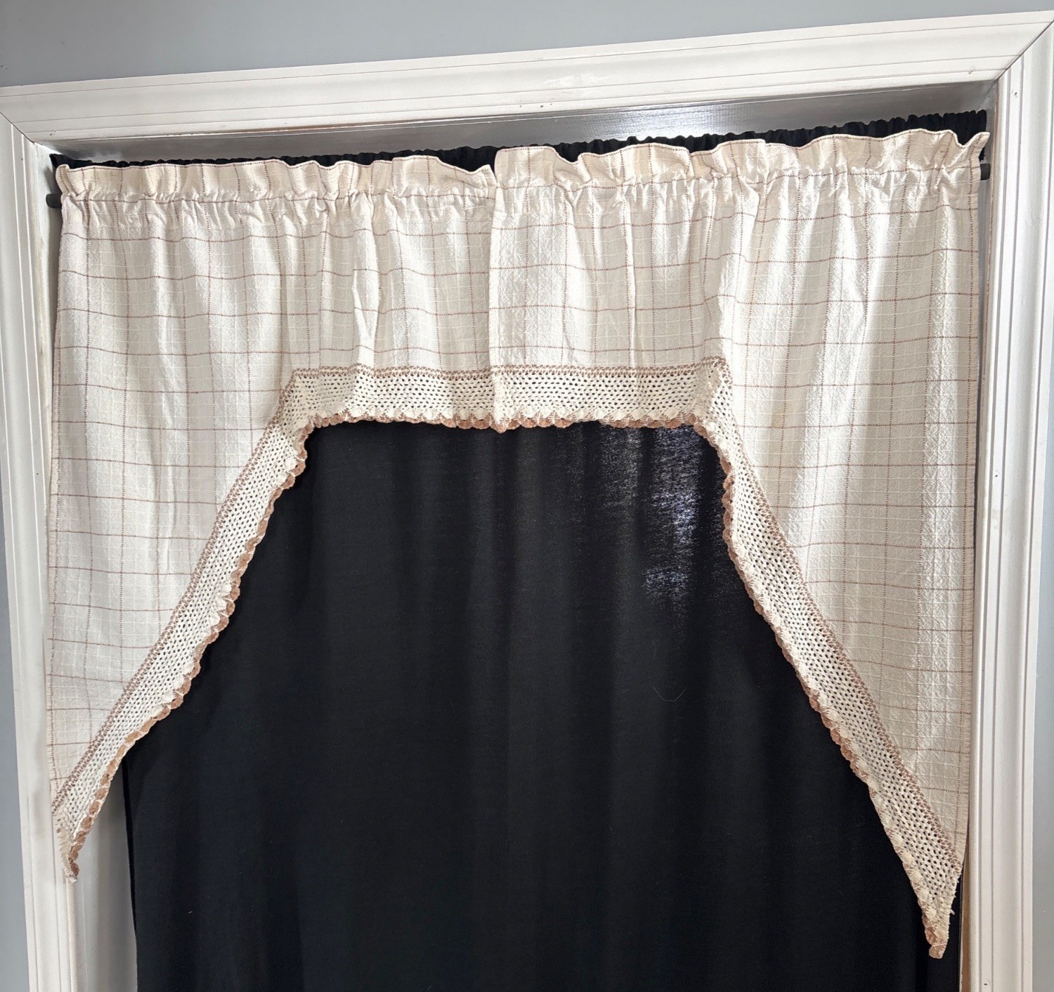 Cream & Tan Crochet Lace Trim Curtain Valance 48” W x 34” L Checkered