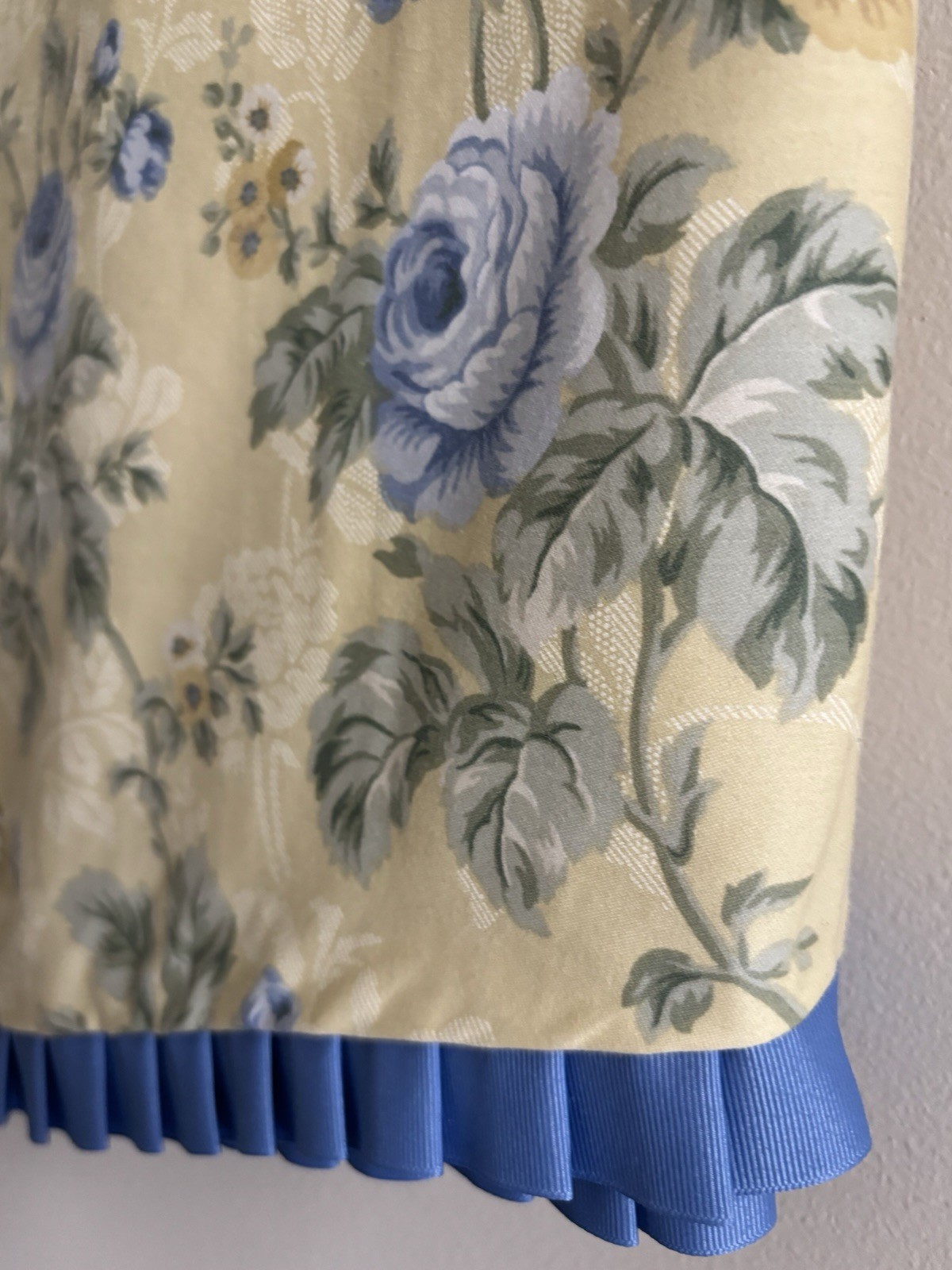 Waverly 1 Window Valance Yellow Floral Blue Roses Scalloped 20″x78″ French