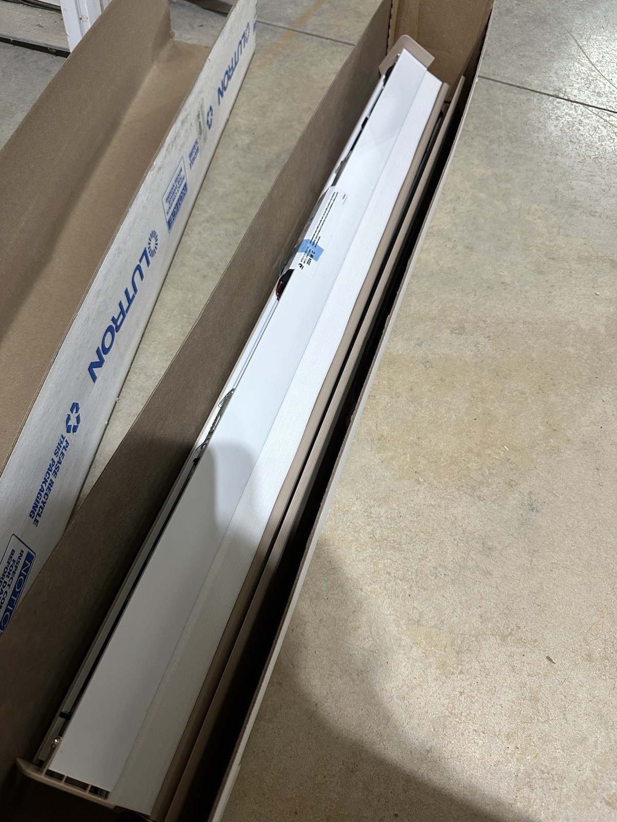 Lutron Honeycomb Battery Electric Blind 52 1/4″ X 34 1/8″ Tan New Open Box