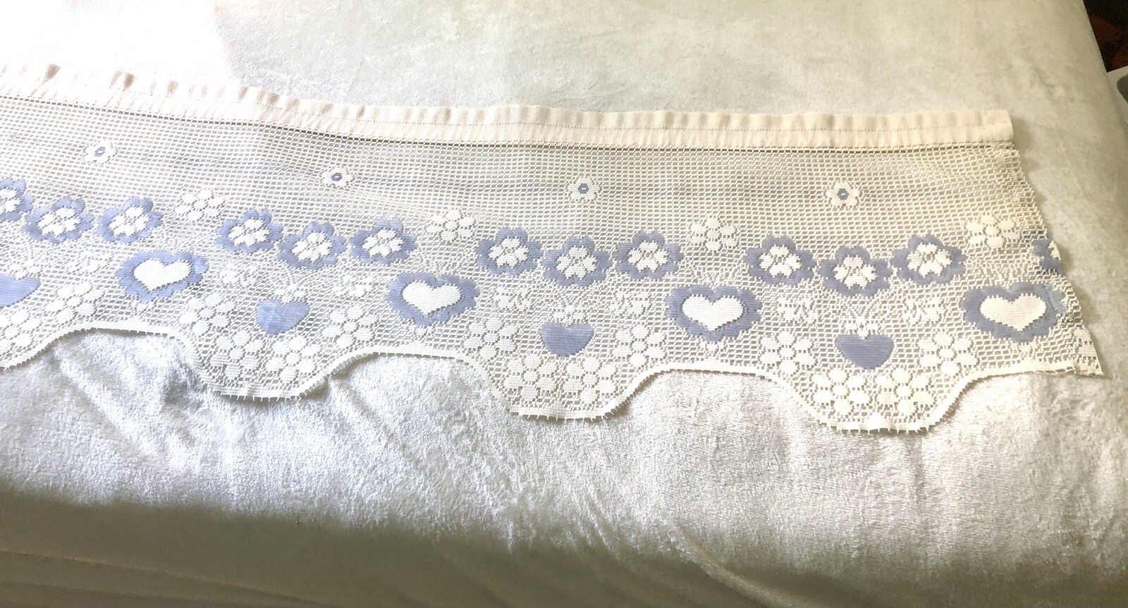 Window Valance Louis Hornick 1990 Ivory Blue Hearts Scalloped Crochet Cottage