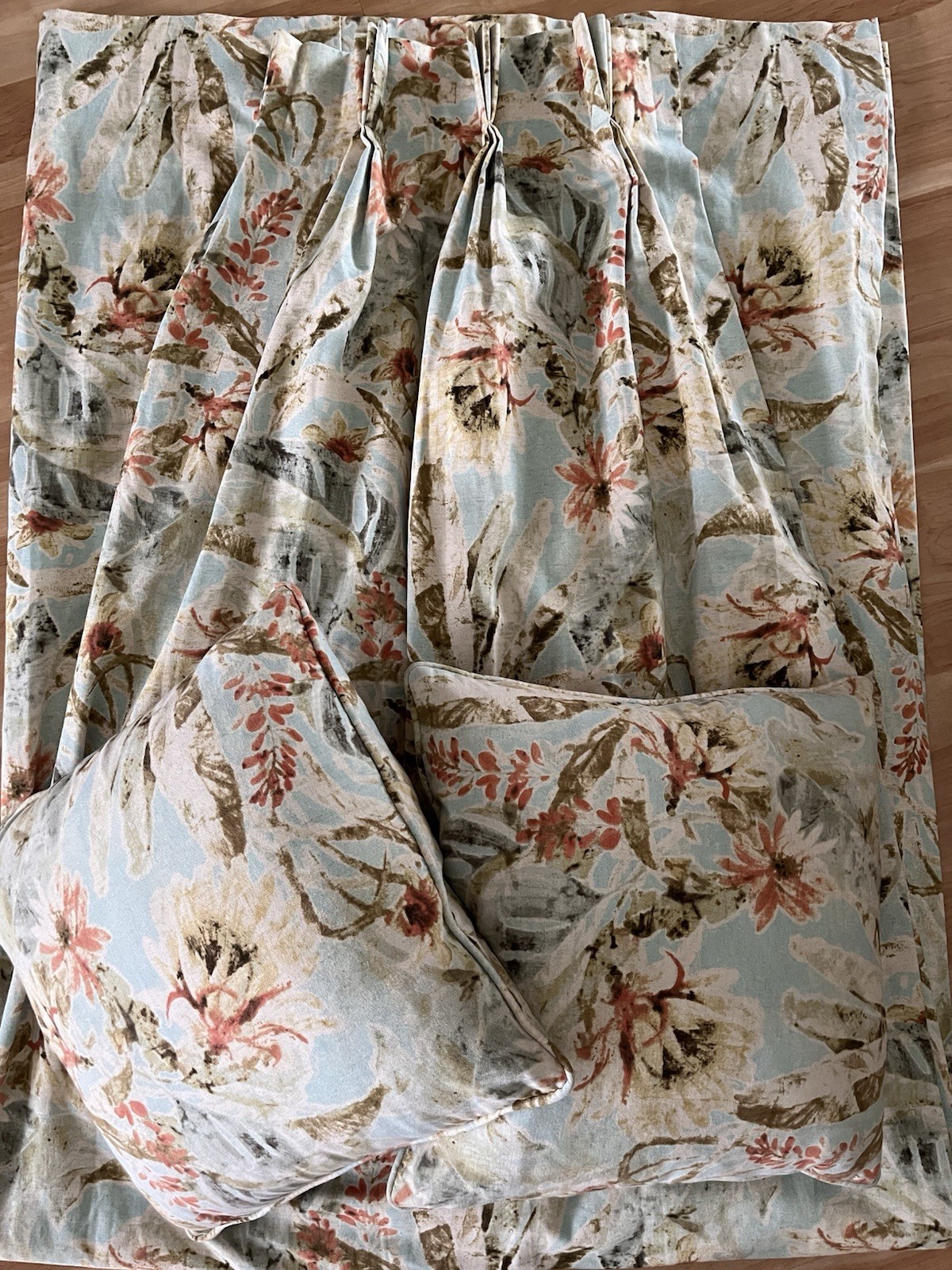 2 Panels Tommy Bahama Coastal Kamari Pinch Pleated Drapes 33 x 103” w 2 Pillows