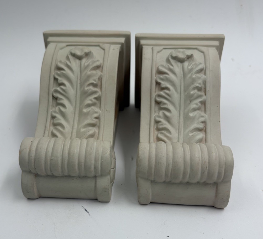 Pair Of Corbels Unbranded Off White Acanthus Leaf Design Preowned Good Condition