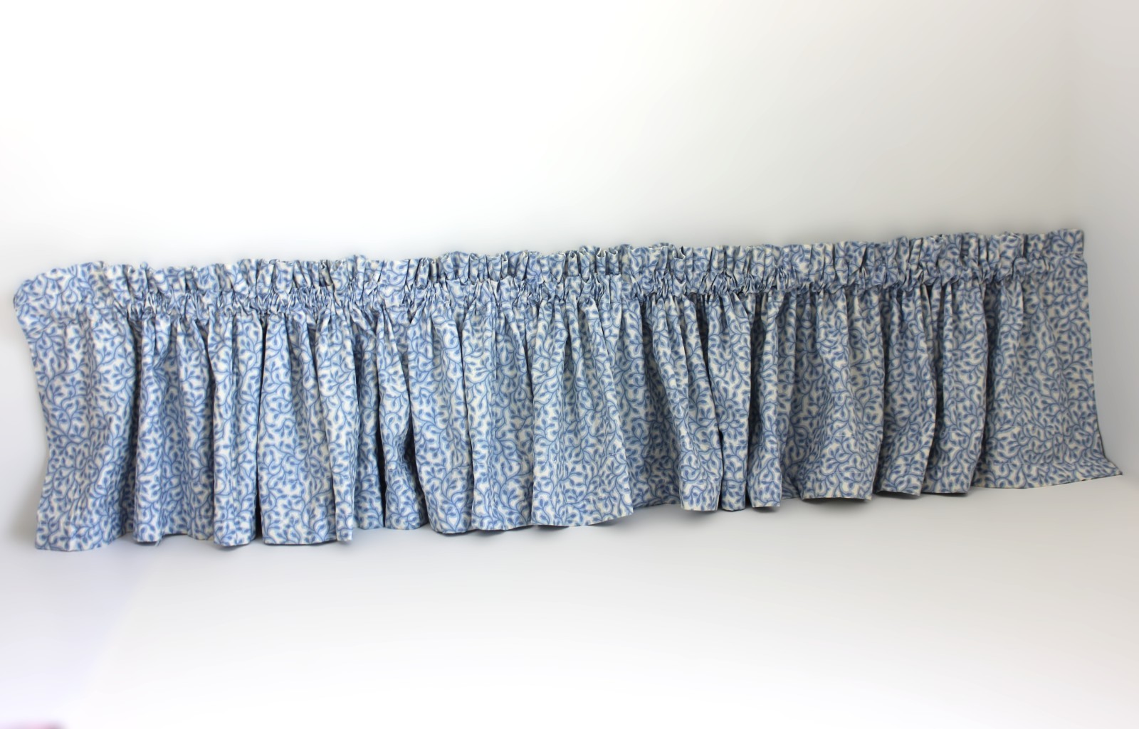 Custom Botanical Valance 150″ Blue & White Rose Hips Lined Dual Rod Pocket Vtg