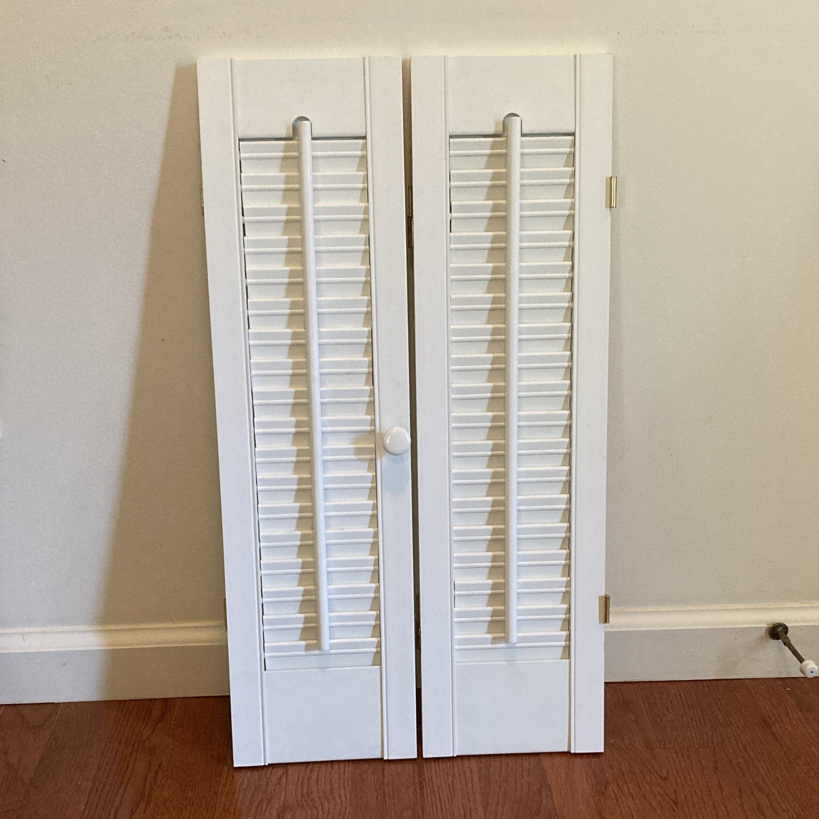White Wood Plantation Blind Pair (2 Panels) Visible Tilt Rod Folding Indoor