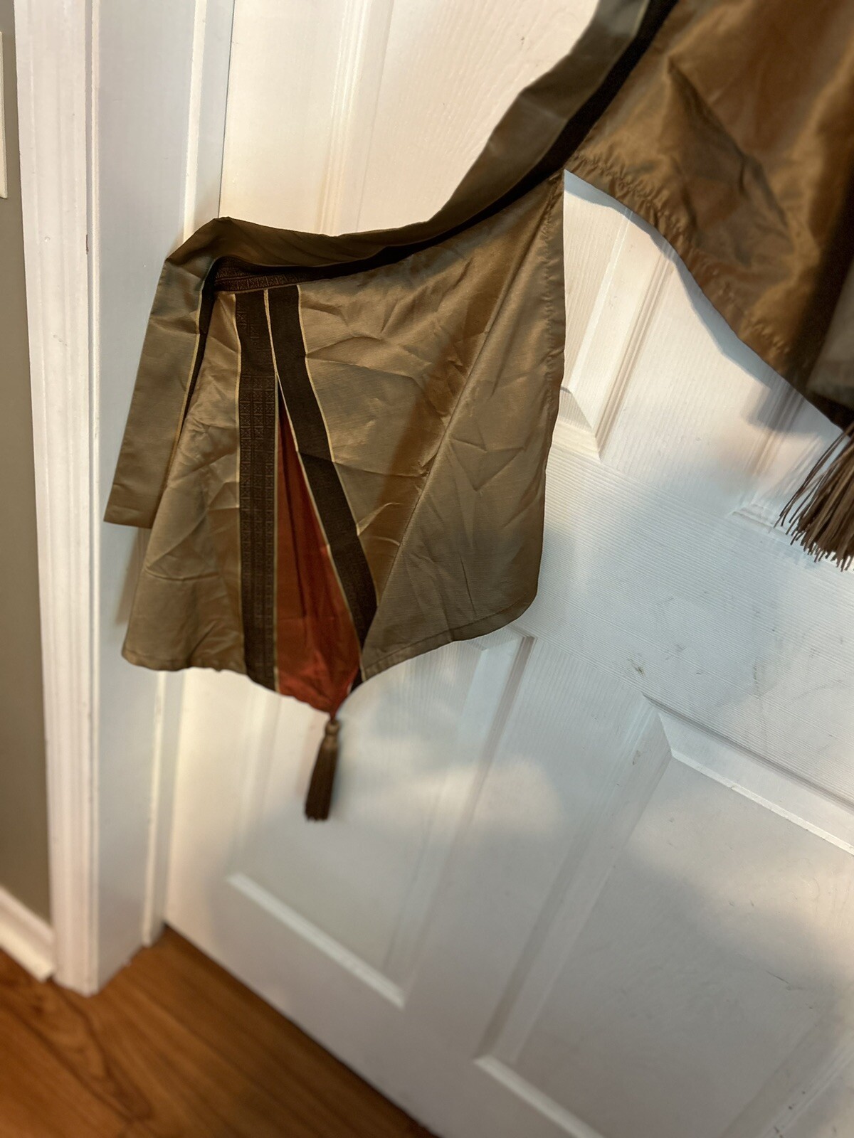 CHRIS MADDEN (1) Tan Rust Brown Valance W Tassels 73”x 20.5” Polyester EUC