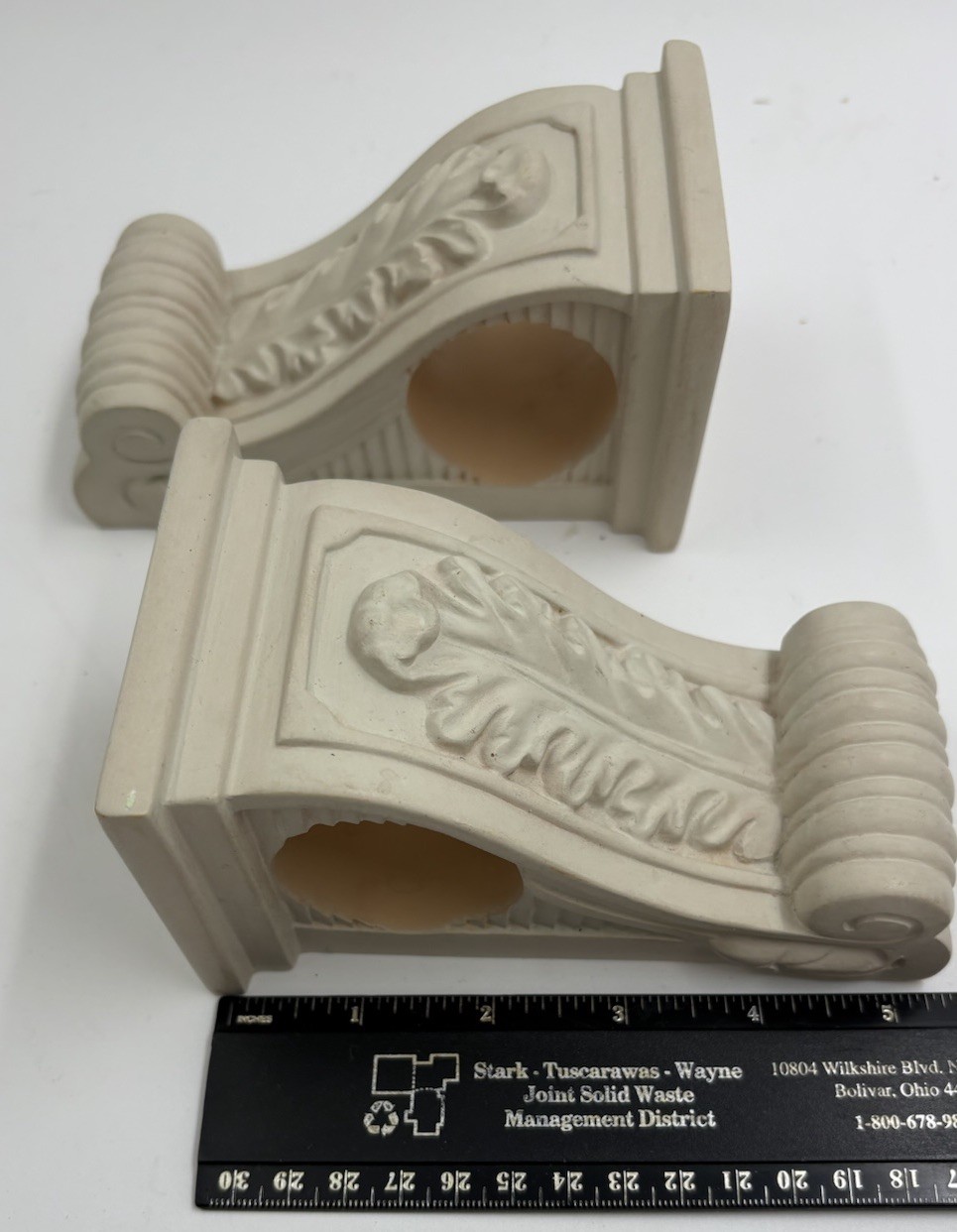 Pair Of Corbels Unbranded Off White Acanthus Leaf Design Preowned Good Condition