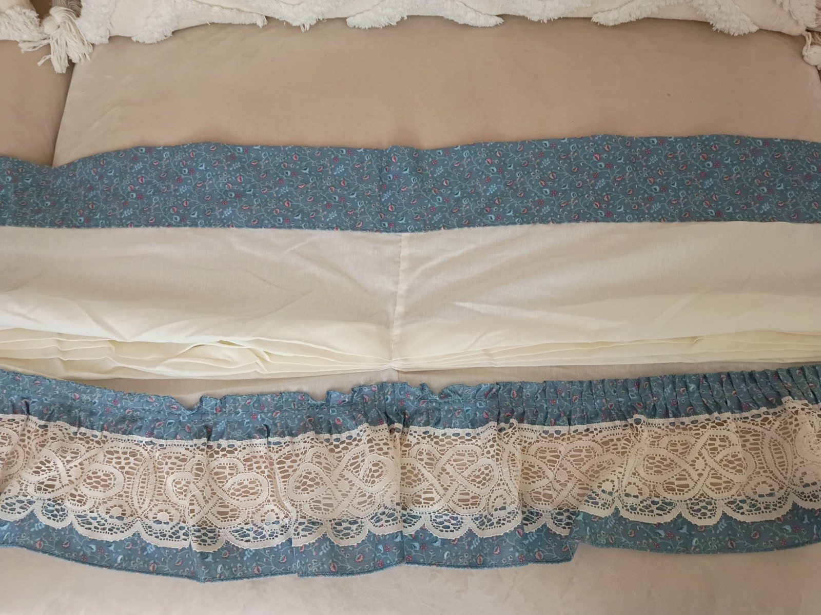 JCPenney Vintage Ivory Window Valance Gathered Blue Floral Lace Cottage Country