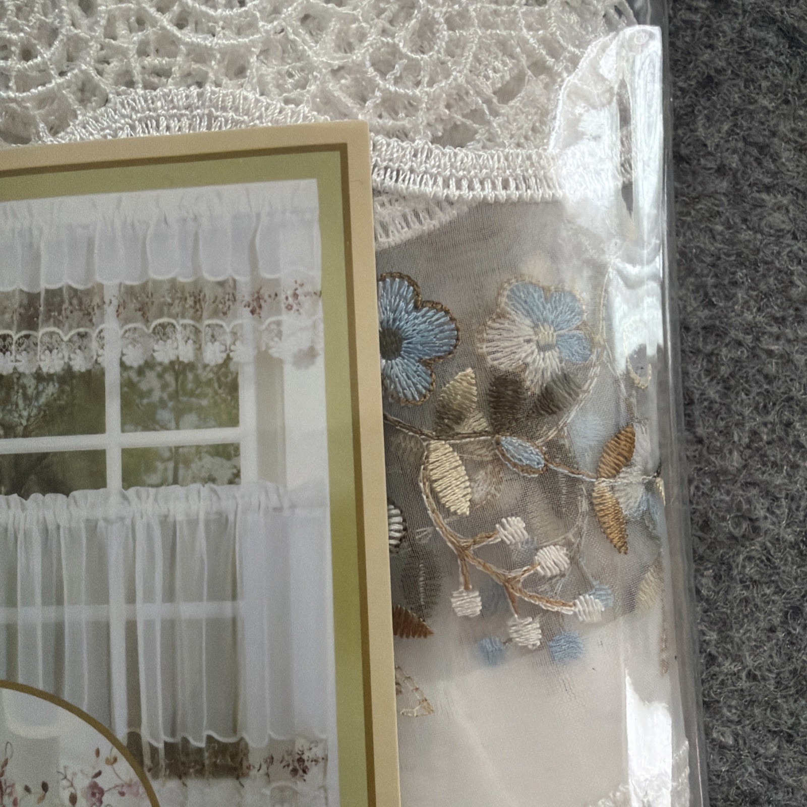 VTG Macrame Organza Valance White/Blue Floral Cottage/Cabin Core 58″W x 14″L NIP