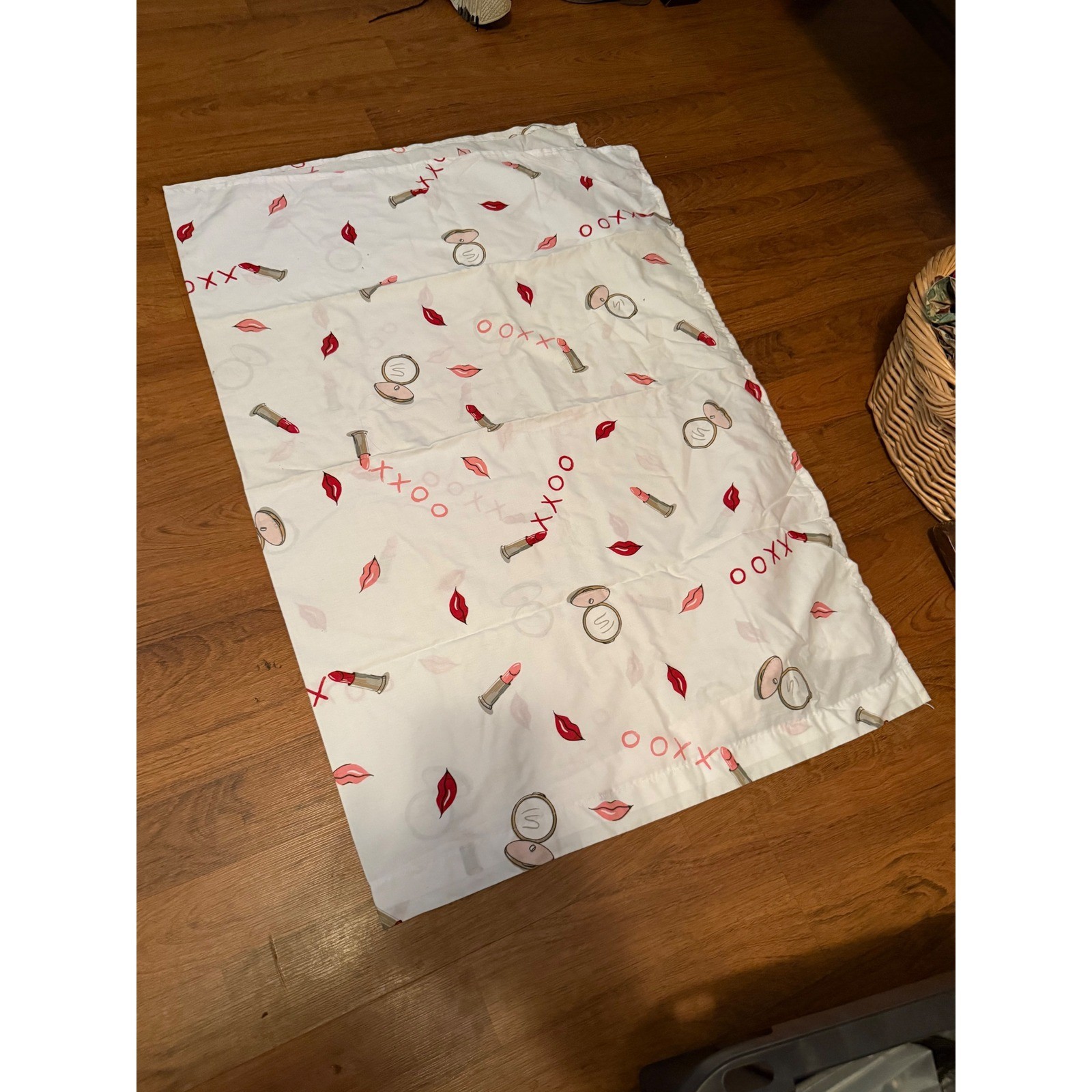 Novelty Makeup Print Window Curtain Panel Lipstick LipsXOXO White Pink Red 47×33