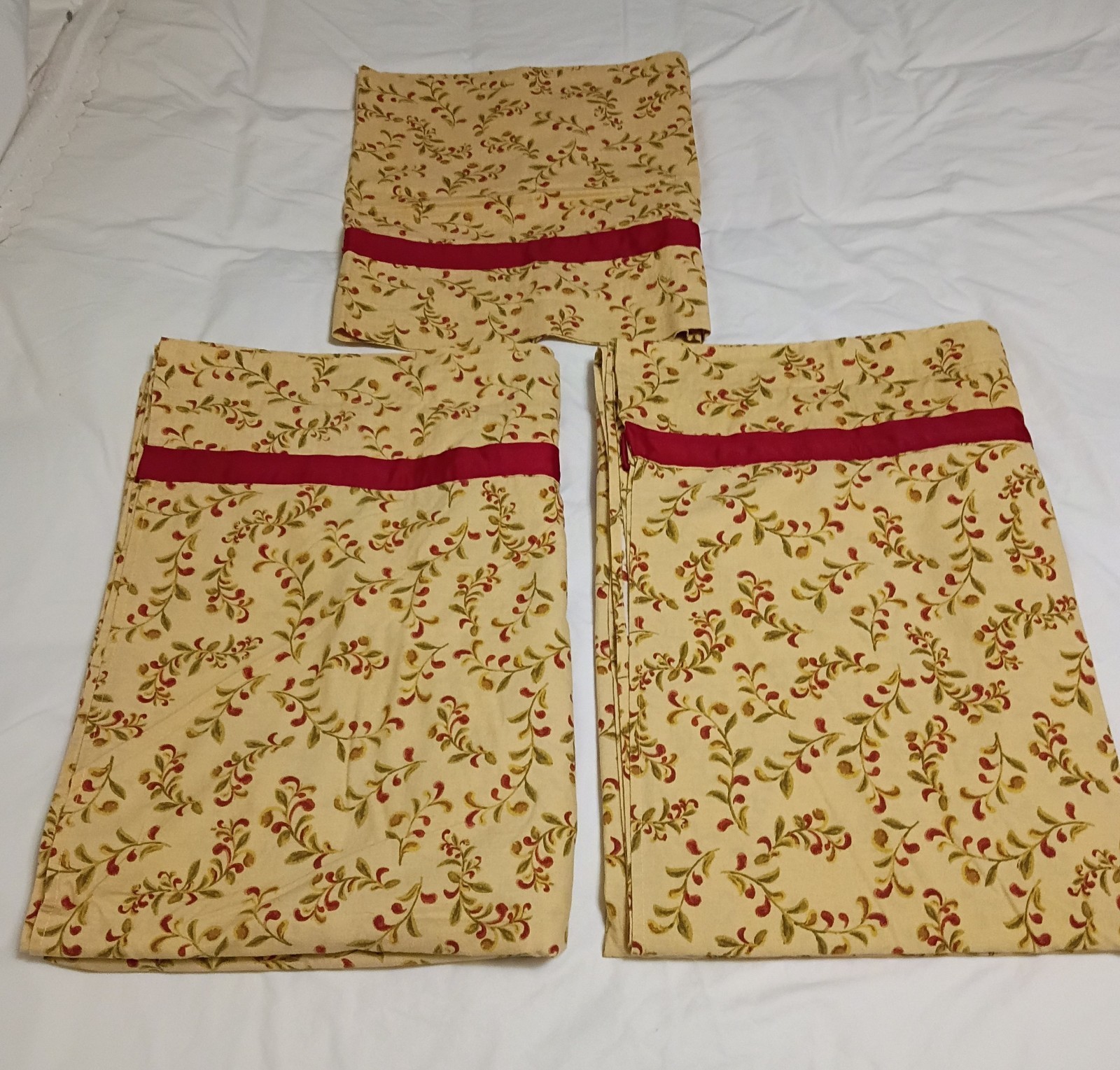 Tuscan Retreat Country Curtain 3 Piece Trailing Red & Green Vines Valance Panels