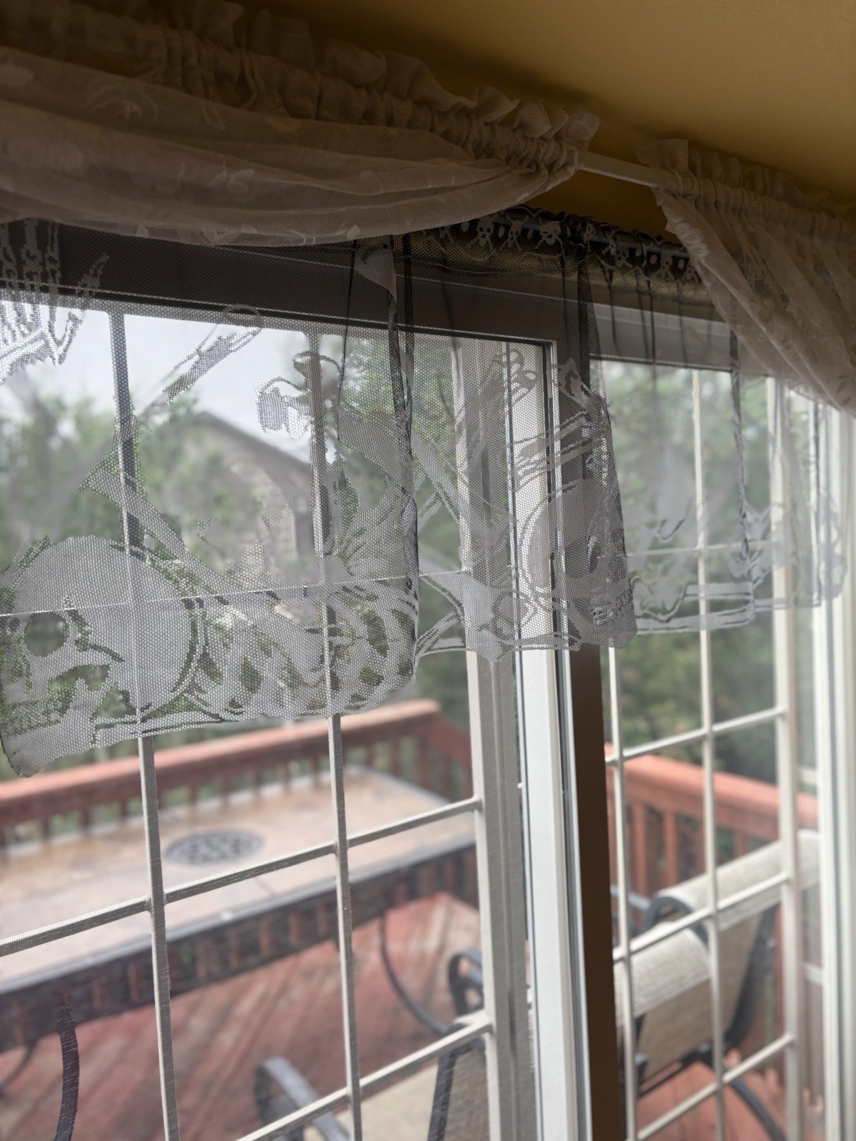 HERITAGE LACE WHITE SKULL & BONES WINDOW/CURTAIN VALANCE HALLOWEEN 60″ x 20″