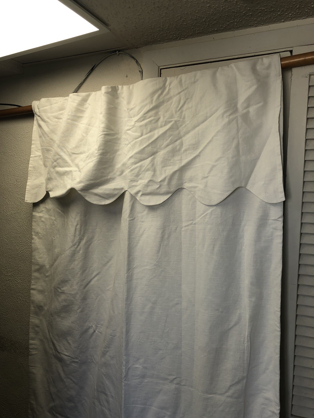 One Pottery Barn Kids Evelyn Linen Scallop Valance Blackout Curtain White 44×84”